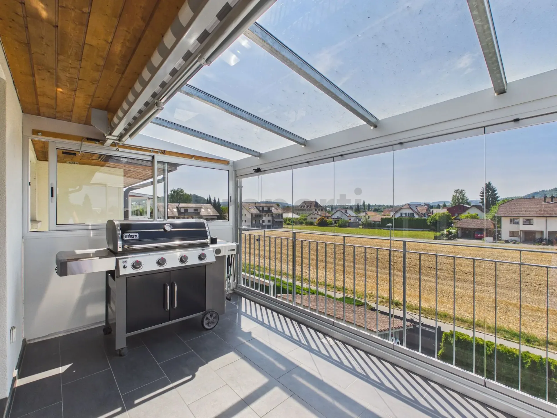 Sonniger Balkon/Wintergarten, zwei Garagenboxen und Partykeller zur Mitbenützung