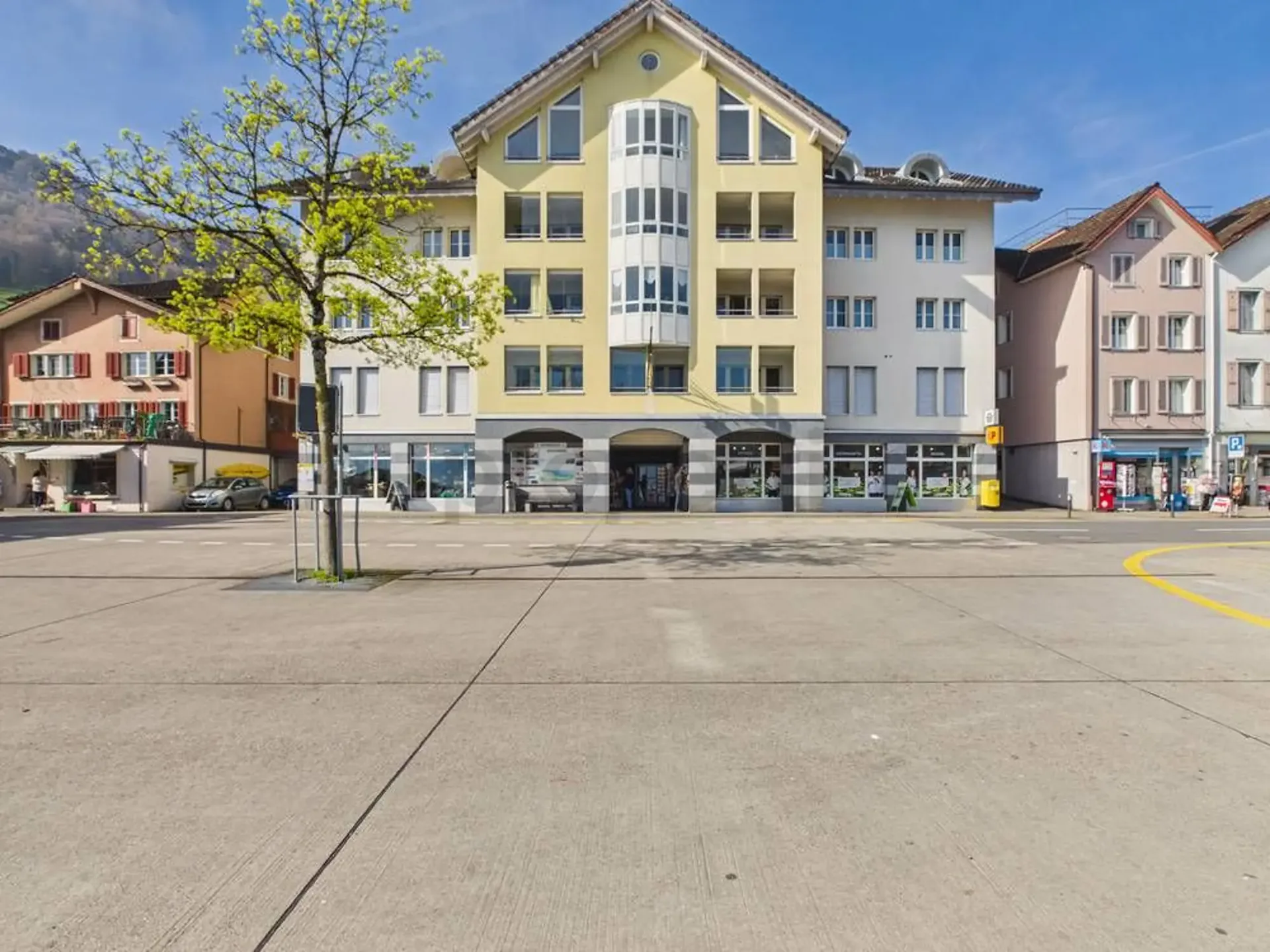 Immeuble commercial attractif dans un excellent emplacement à Beckenried - Espace commercial avec vue sur le lac
