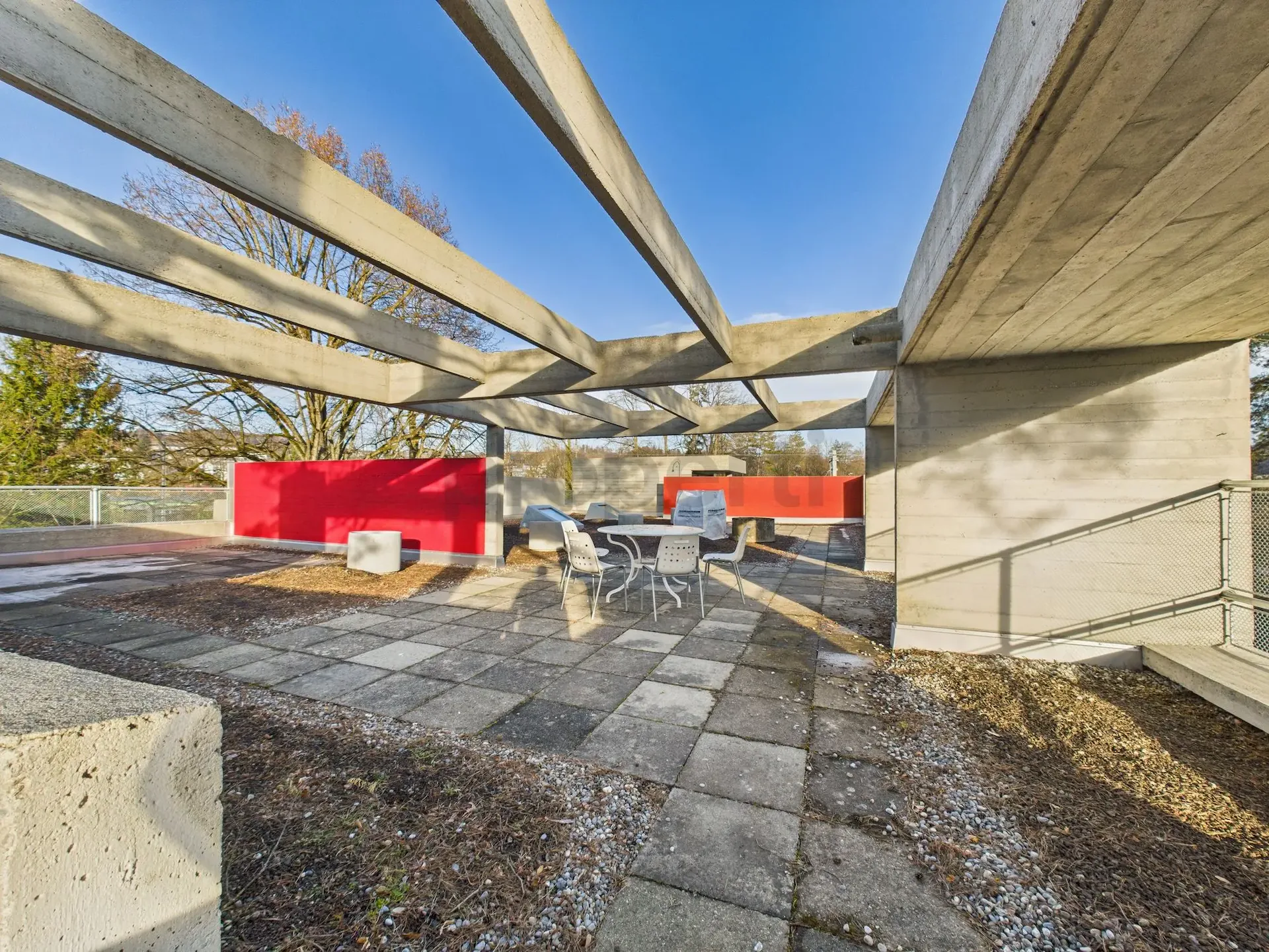 Vivre dans une icône de l'architecture suisse | Appartement maisonnette unique dans l'ensemble protégé Atelier-5 à Flamatt