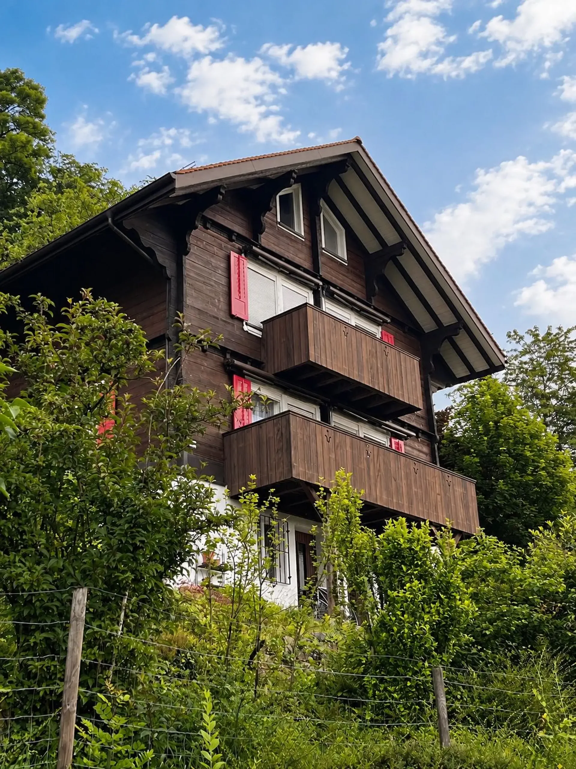 Maison charmante de style chalet, entourée de nature et avec une belle vue