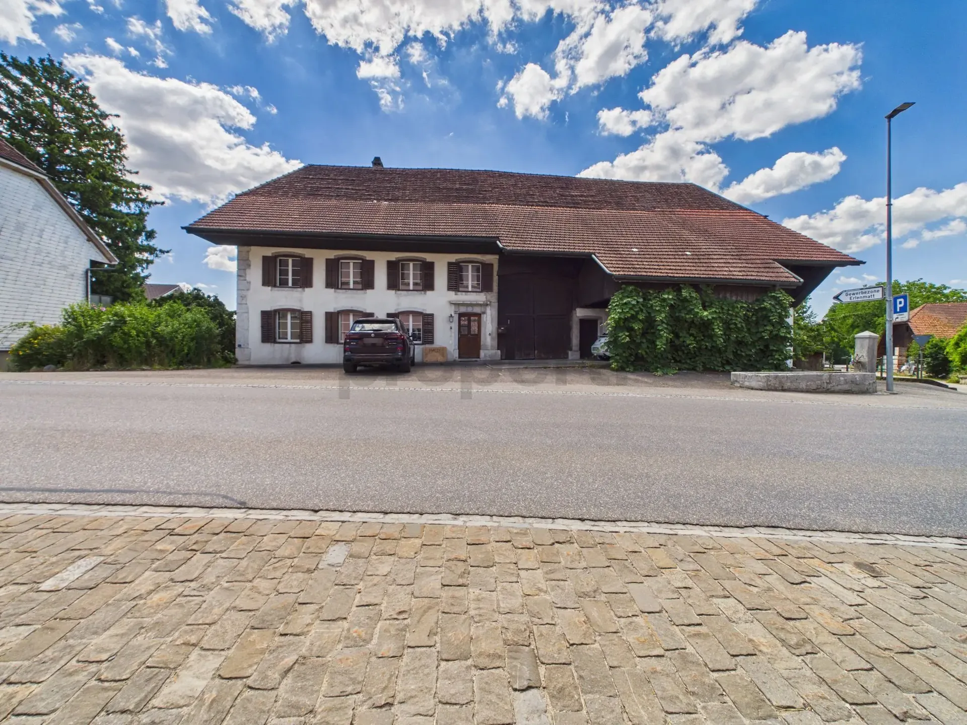 Casa colonica storica di 8,5 locali con fascino, scuderia e grande giardino ad Attiswil