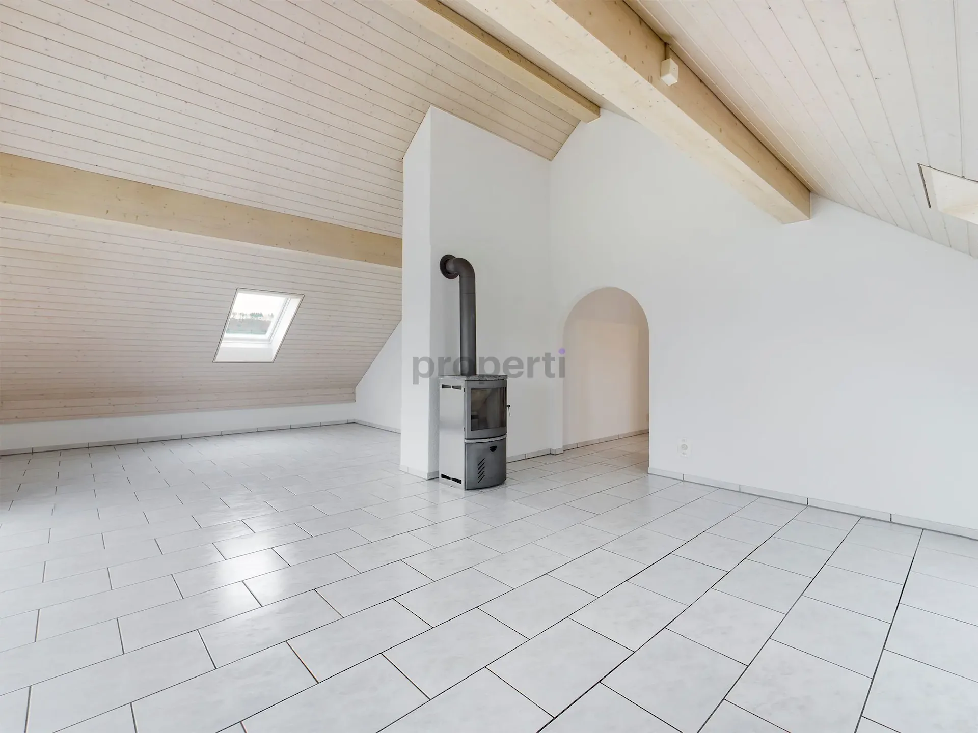 Ruhige 3.5-Zimmer-Dachwohnung mit Charme und Südwestbalkon in Diessbach