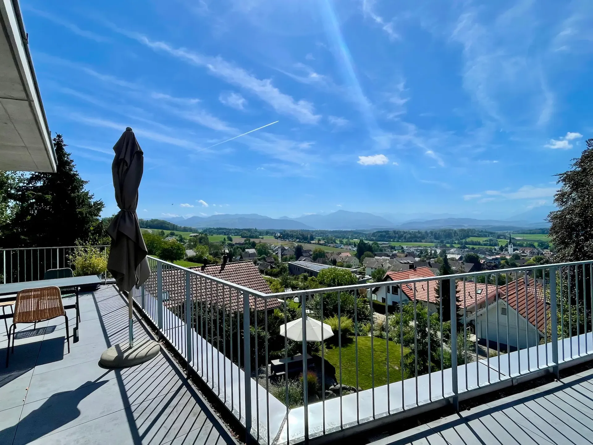 Riesige 90 m² Panorama-Terrasse, voll möbliert und Blick auf den Zugersee