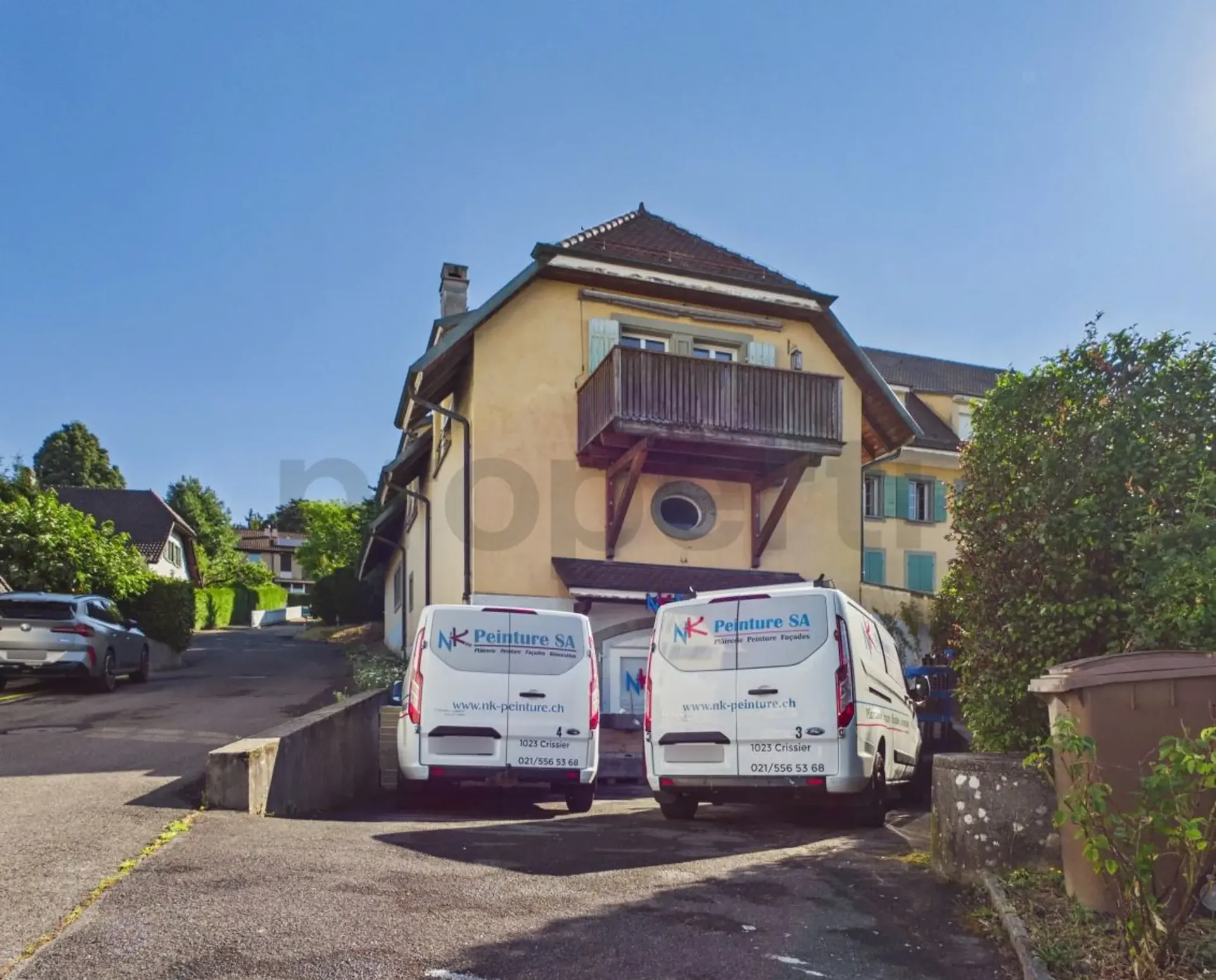 Appartement rénové de 3.5 pièces avec balcon et rendement locatif commercial inclus