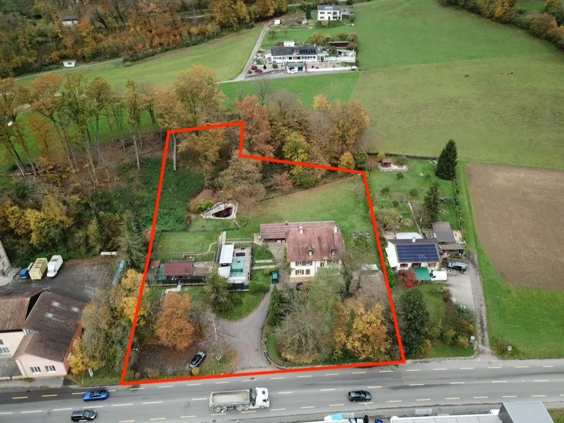 Terrain attractif avec un potentiel d'utilisation polyvalent et propriété existante dans un cadre idyllique