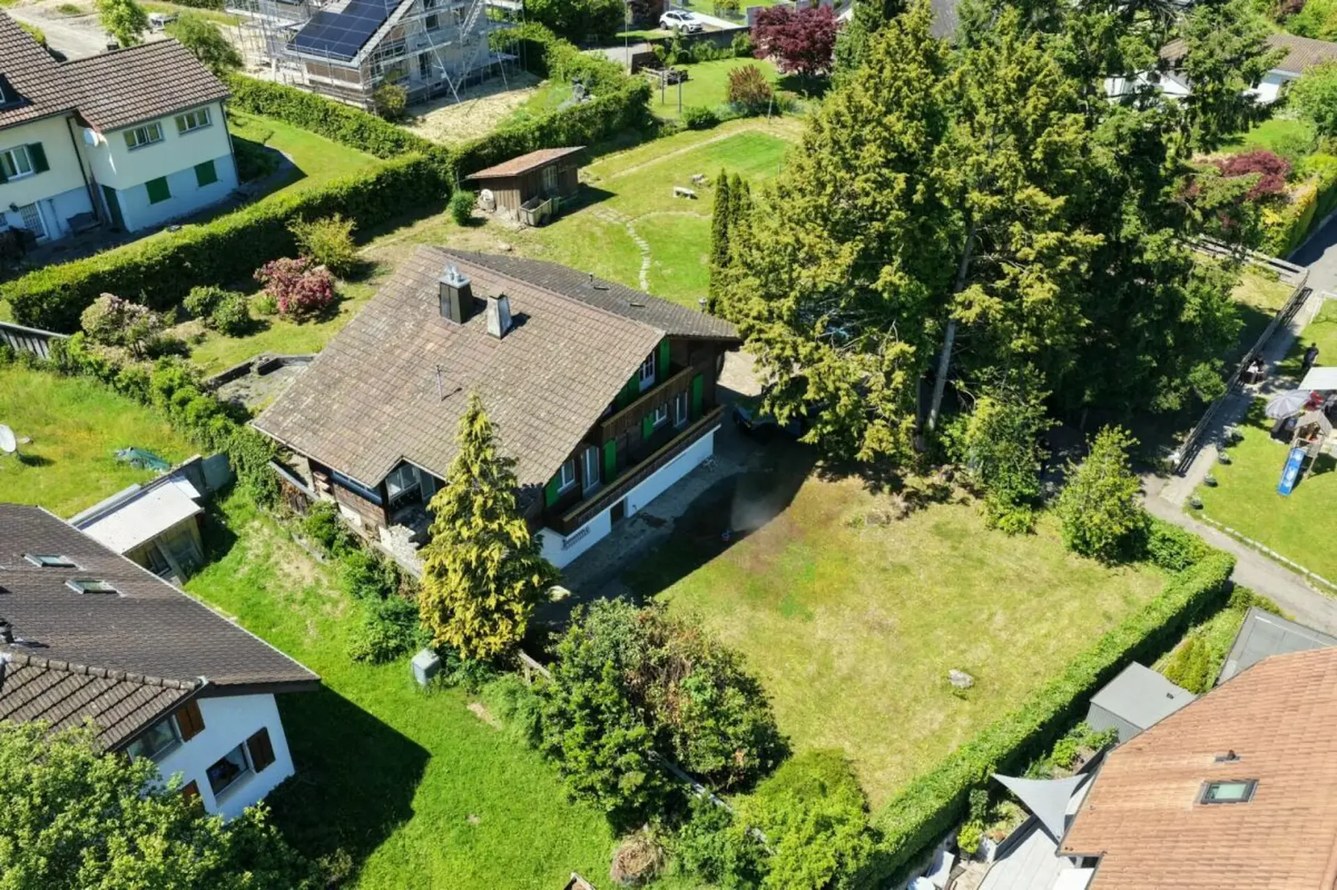 Chalet Charmant avec Beaucoup de Terrain et Grand Potentiel