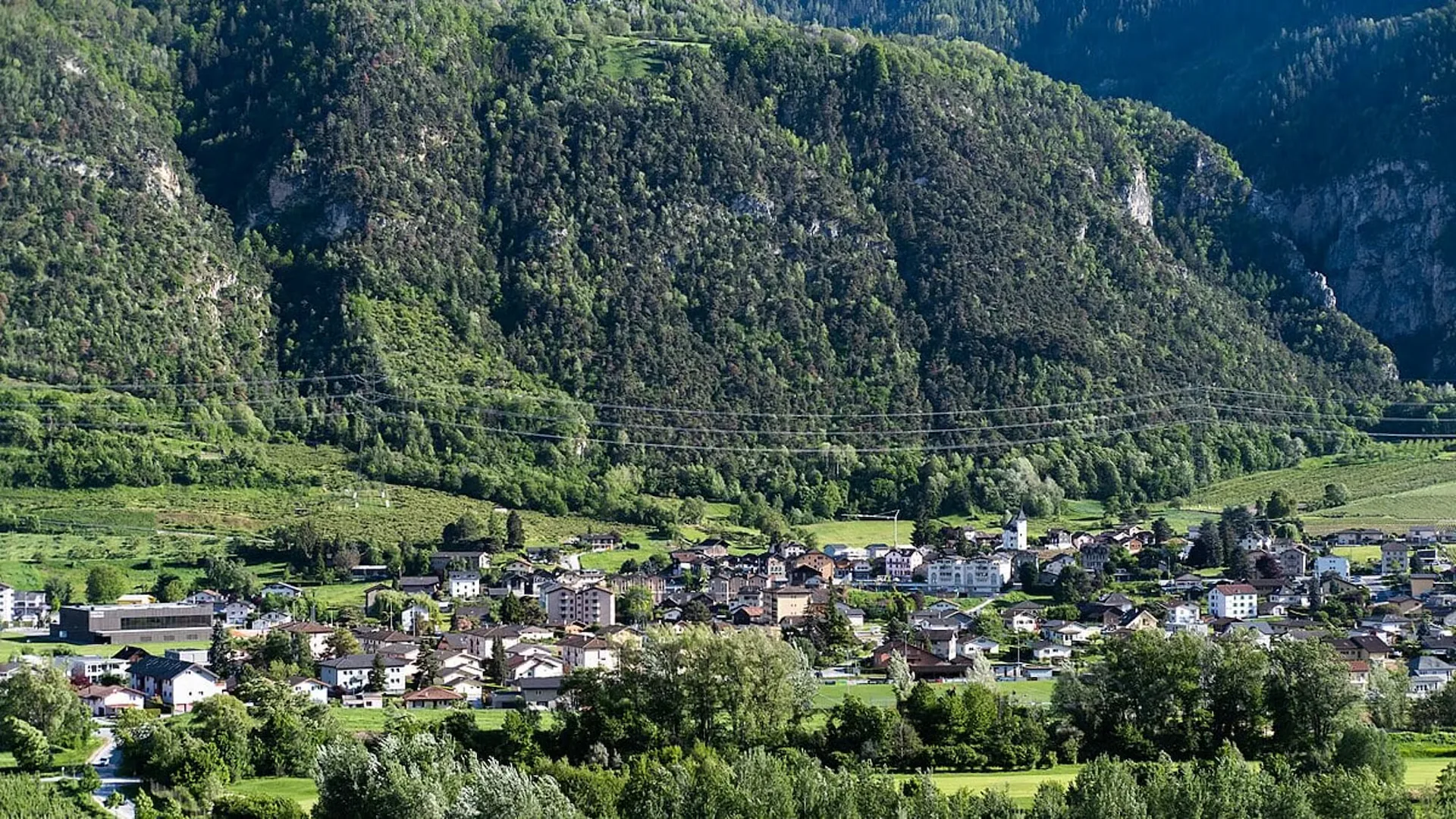 Seltenes, sehr großes gewerbliches/industrielles Grundstück in Grône/VS