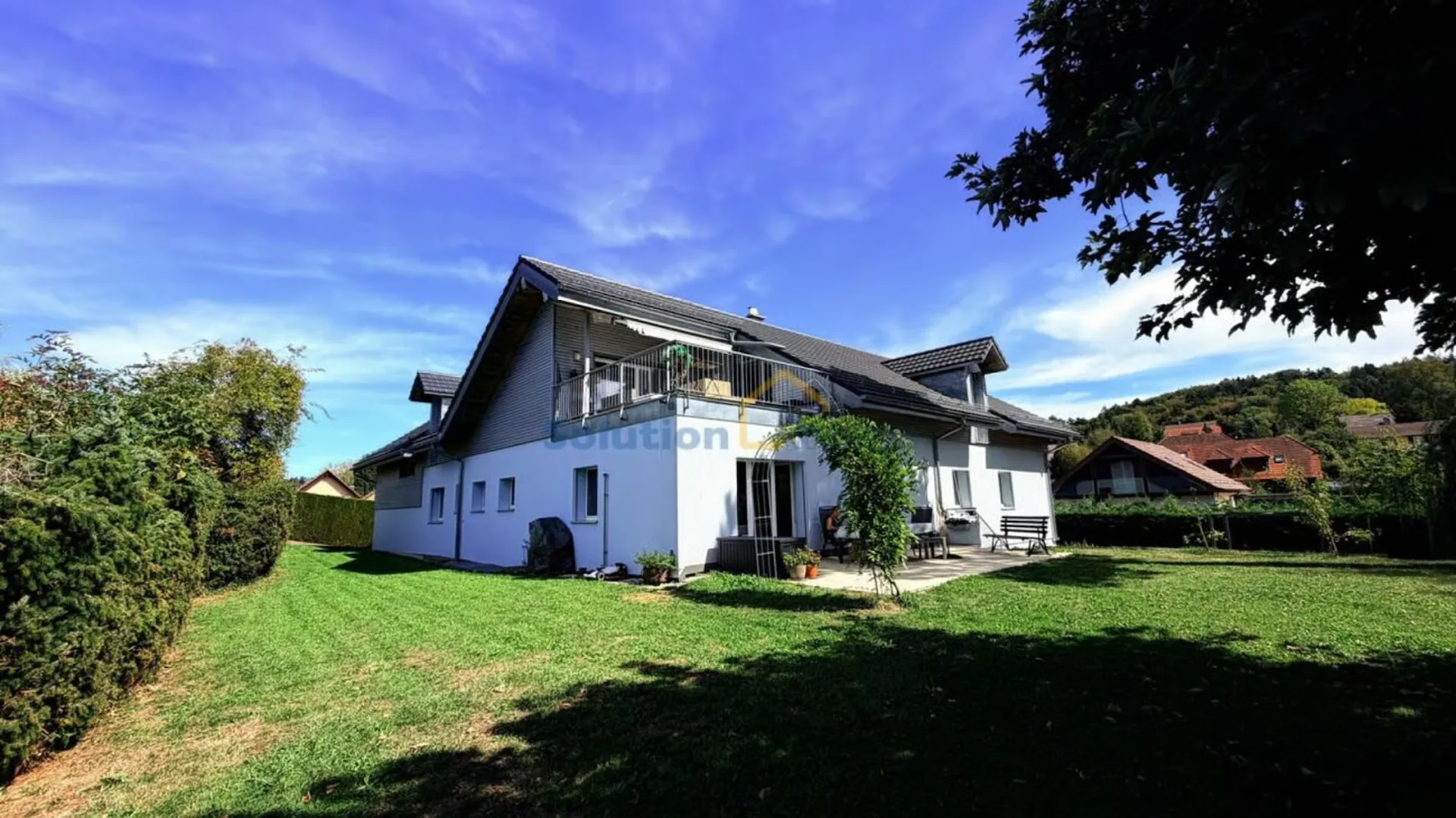 Charming building with 3 apartments and beautiful garden