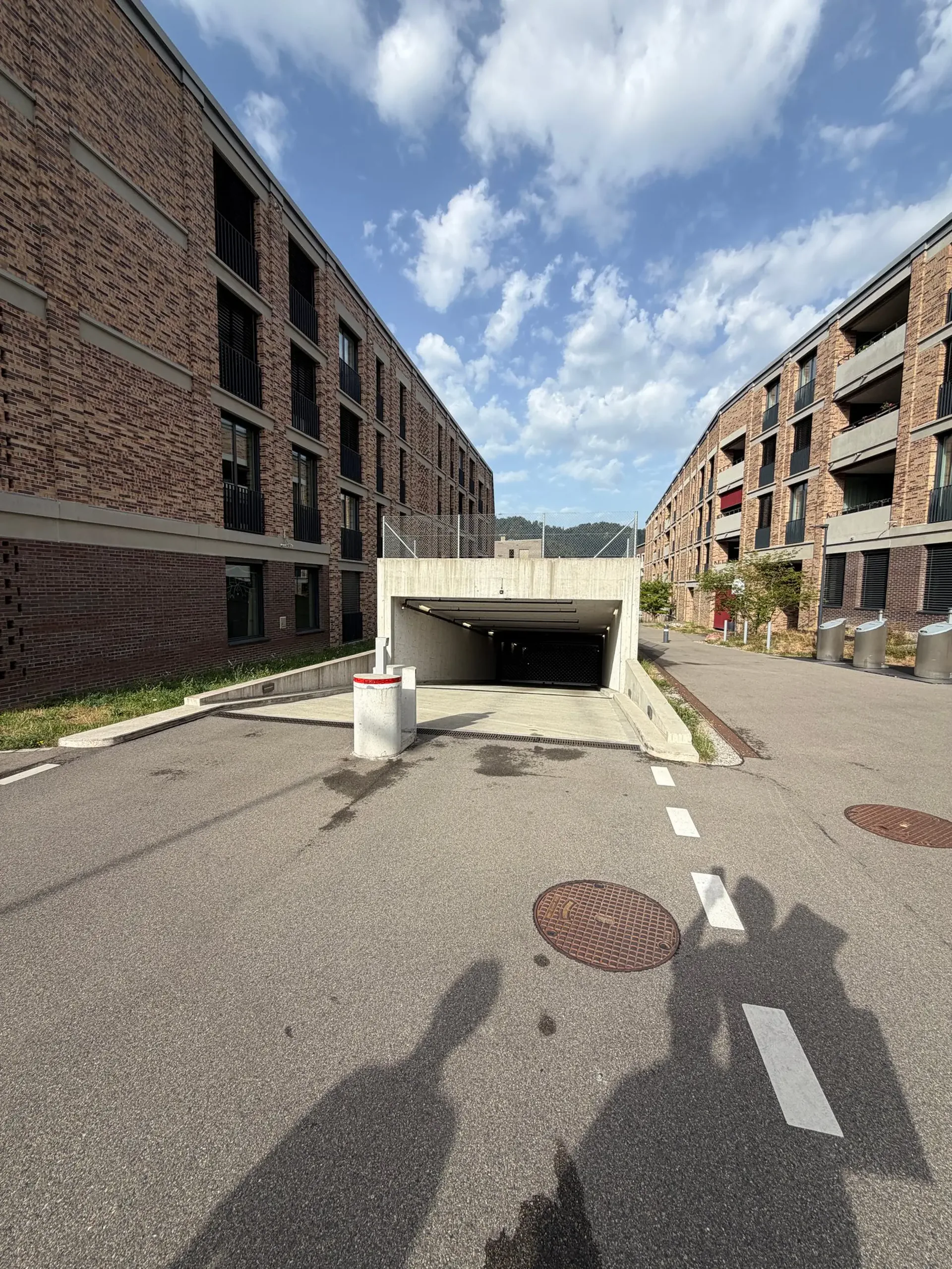Posto auto in un complesso residenziale moderno ad Adliswil