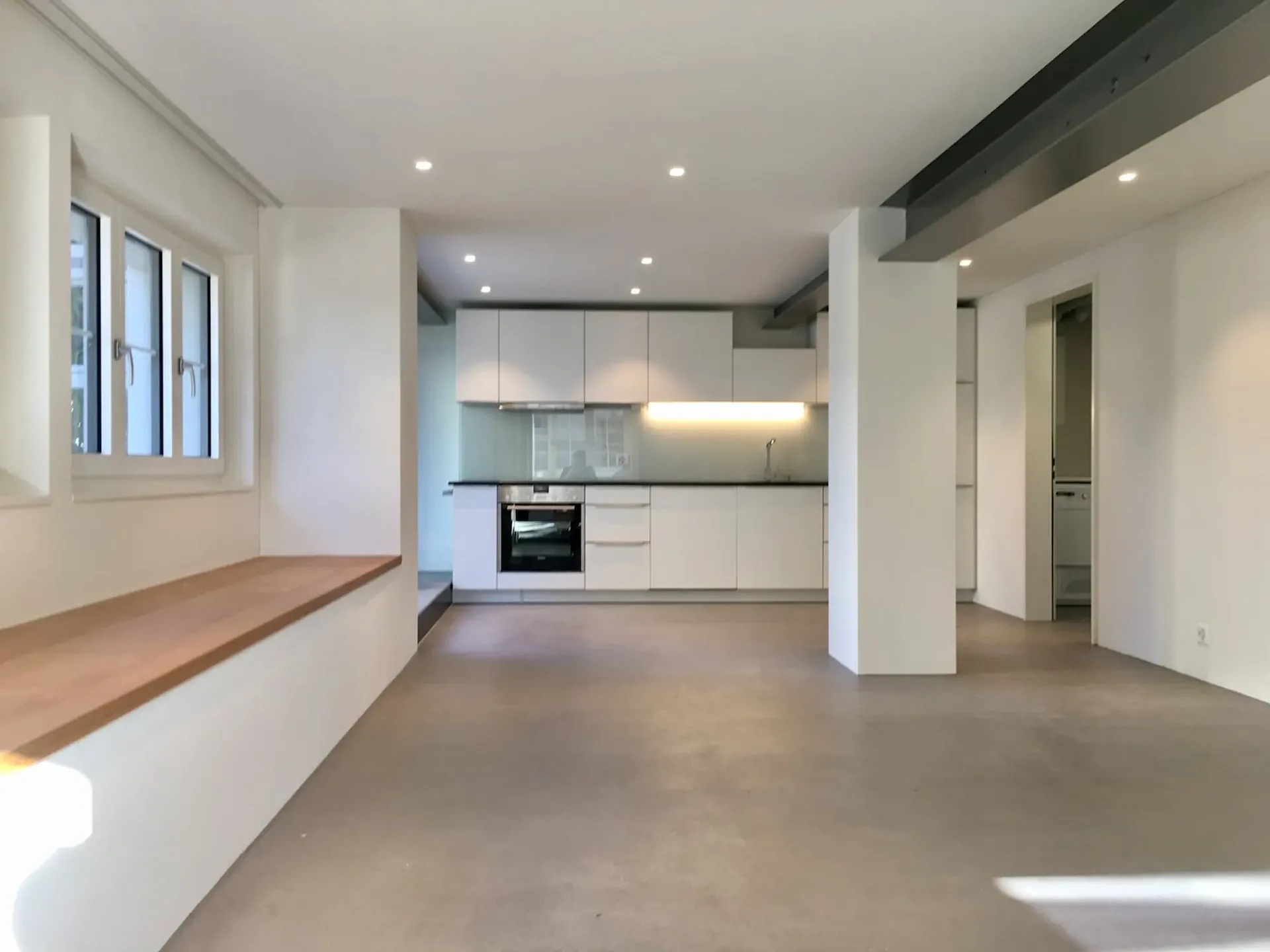Habiter au bord du ruisseau, construction neuve de type loft dans un bâtiment ancien ; Habiter sur deux étages