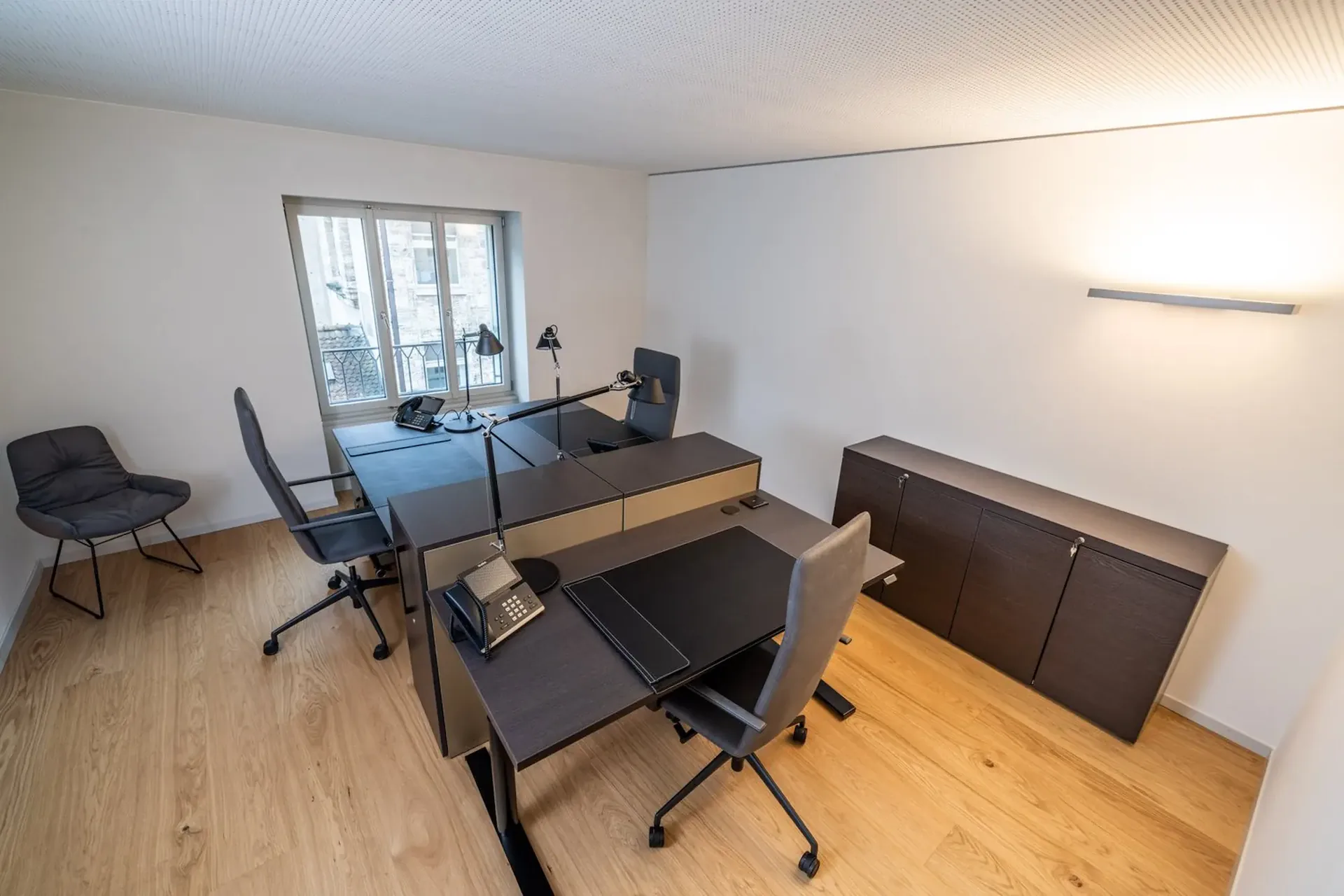 Bureau pour 2 personnes avec service à Zurich directement sur la place Bellevue