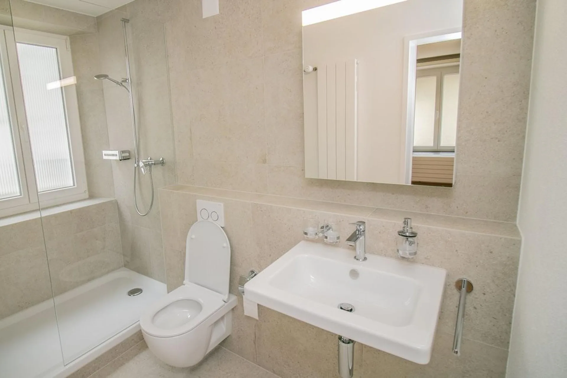 Appartement au rez-de-chaussée avec salle de bain fraîchement rénovée