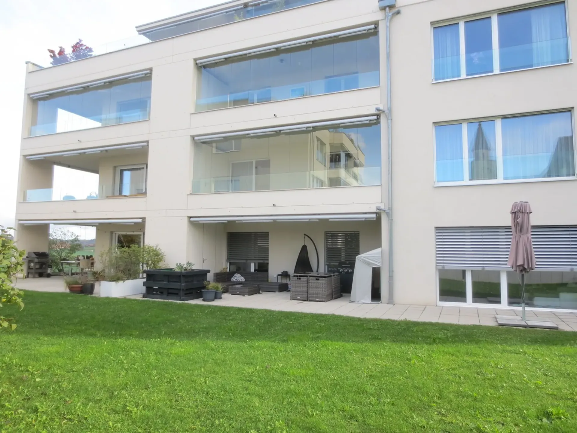 Appartement magnifique de 3 1/2 pièces au rez-de-chaussée avec grande terrasse et espace vert