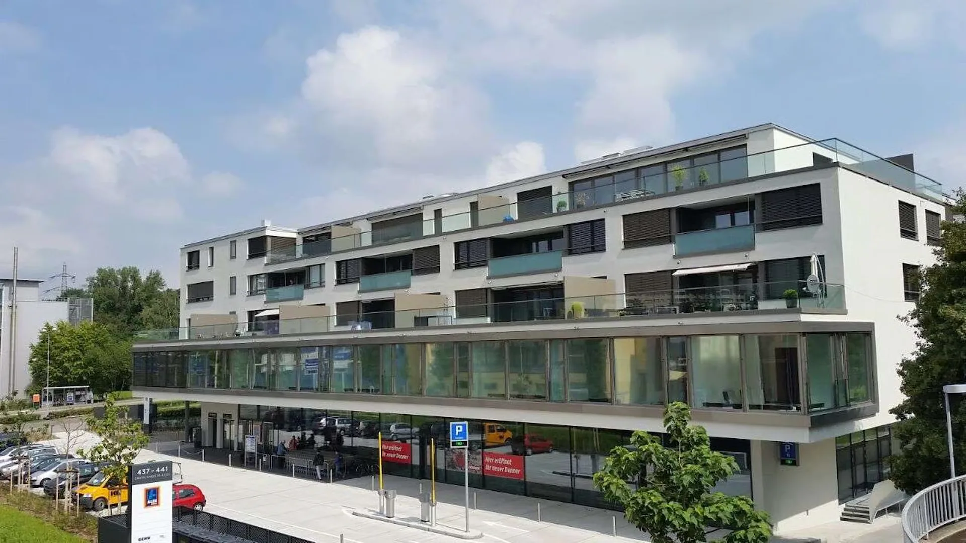 Spazio commerciale/retail attraente con magazzino e rampa di carico in posizione centrale