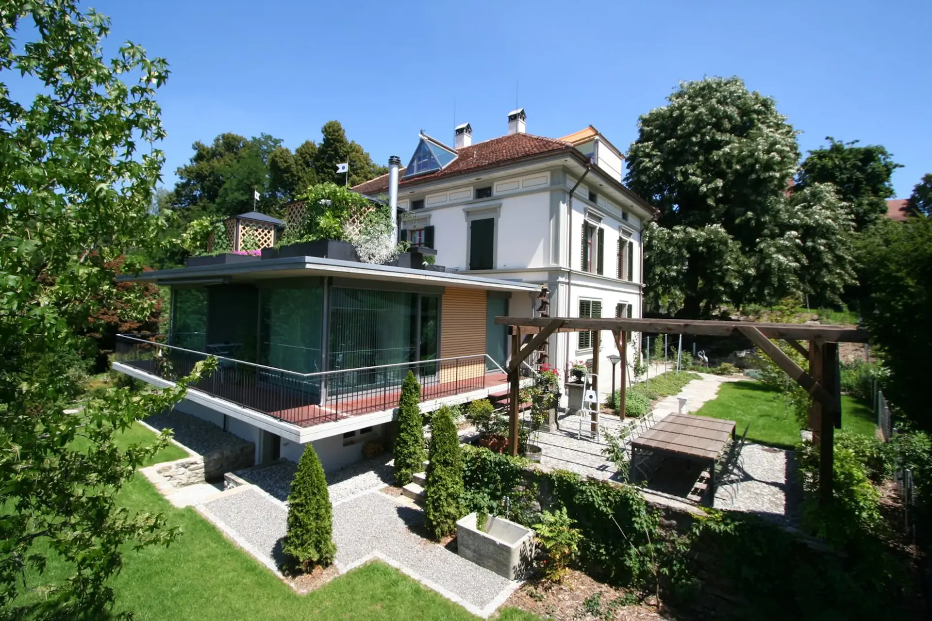 Traumvilla Bj. 1885, kernsaniert / erweitert 2007, 3 lux. Wohnungen / 1 Studio