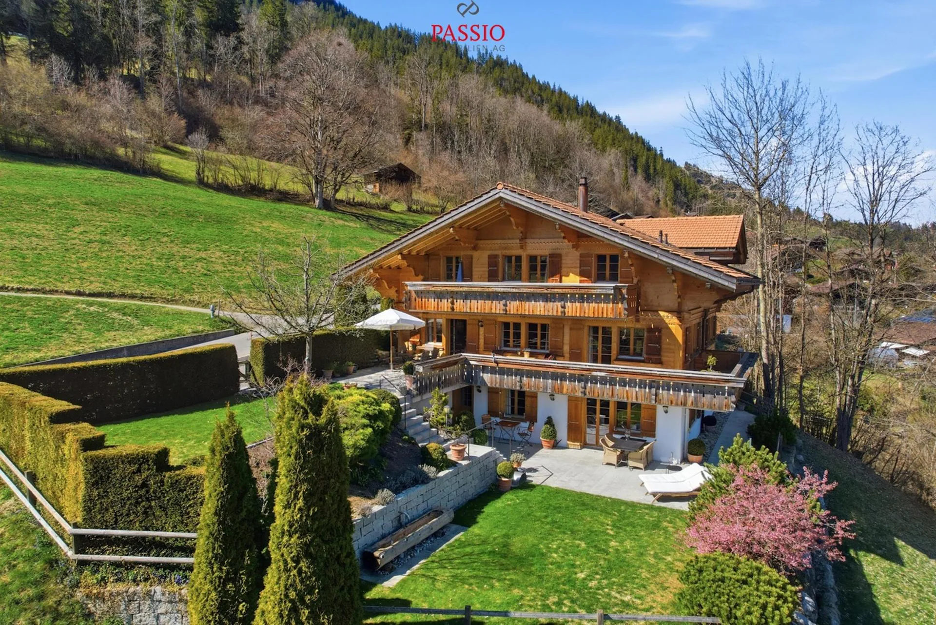 Exclusive 8.5-room chalet with potential for an annex and a dream garden
