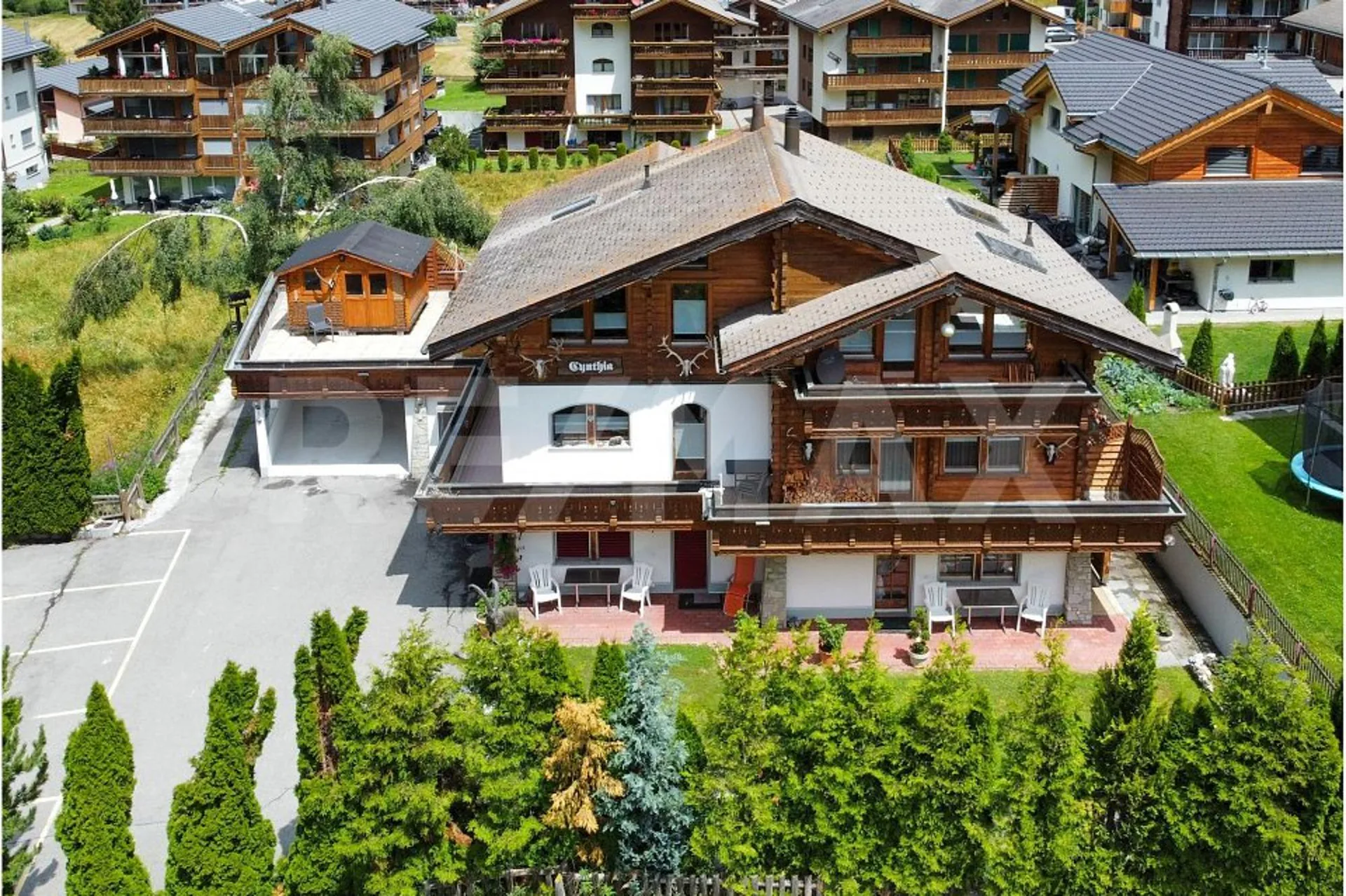 Maison spacieuse de 5,5 pièces avec studios indépendants dans un excellent emplacement à Täsch