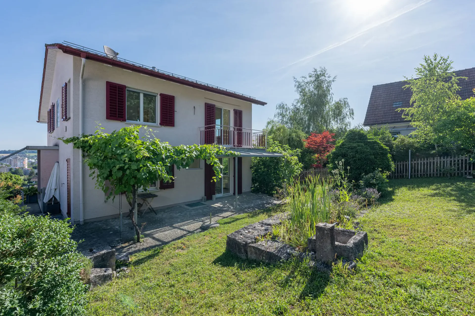 Gartenidylle über Regensdorf – Ihr neues Zuhause für die ganze Familie