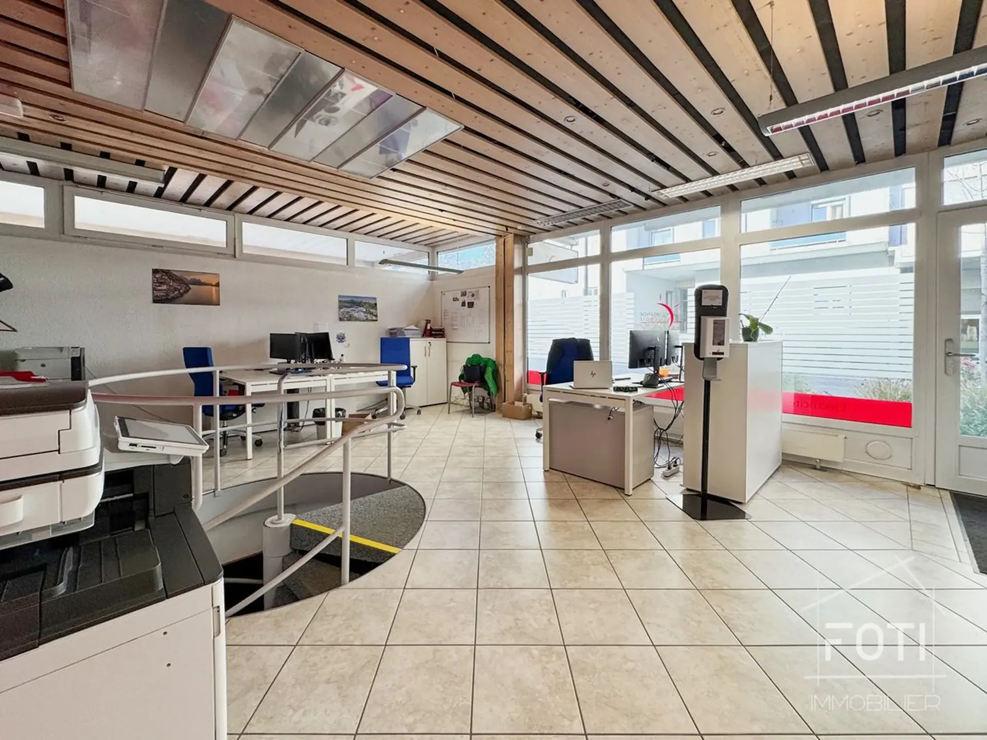 Beautiful showcase with large storage rooms on the 1st basement level, accessible.