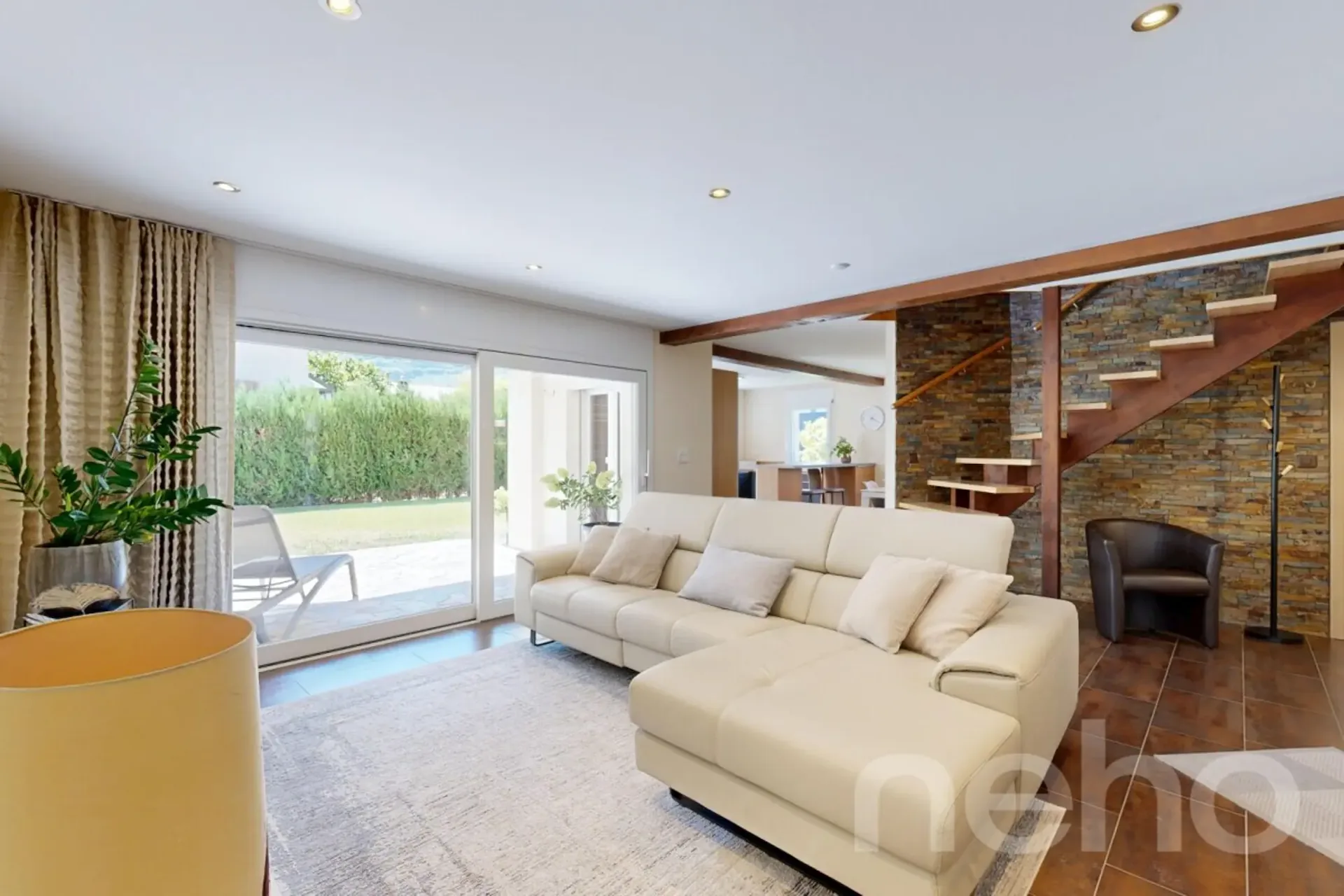 Spacious semi-detached villa with garden and beautiful privacy