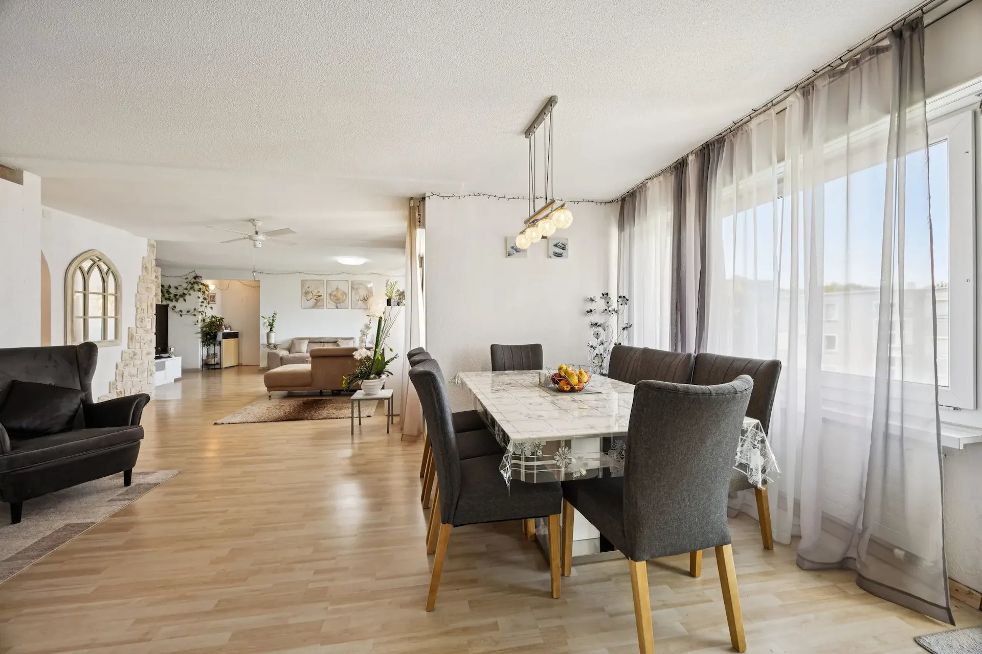 Spacious 6.5-room attic apartment with flexible floor plan - divisible into 3.5- and 4.5-room apartment