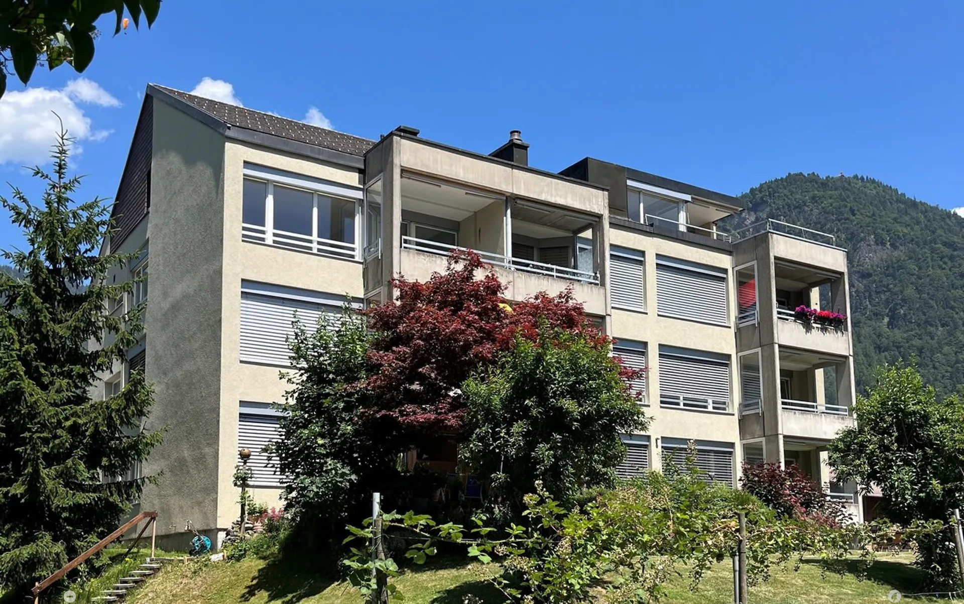 Appartement lumineux 3.5 pièces au 1er étage avec une belle vue sur les montagnes
