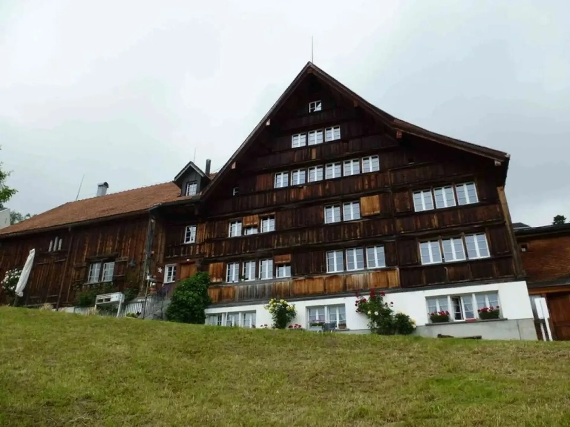 Appartement-maisonnette de 5½ pièces au dernier étage calme avec beaucoup de charme dans un bel emplacement