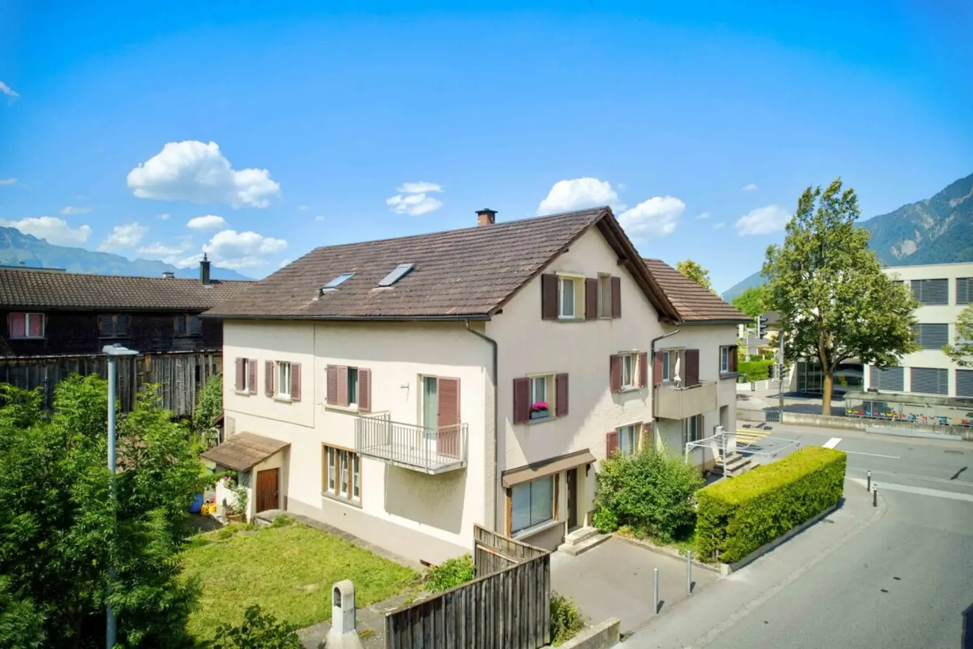 Attractive house with two residential units and versatile use