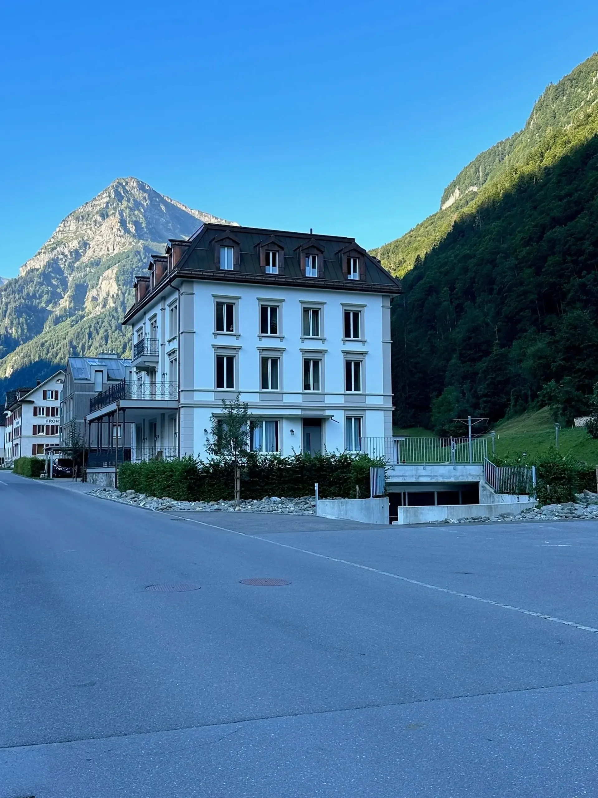 Habitation moderne au cœur des montagnes de Glaris