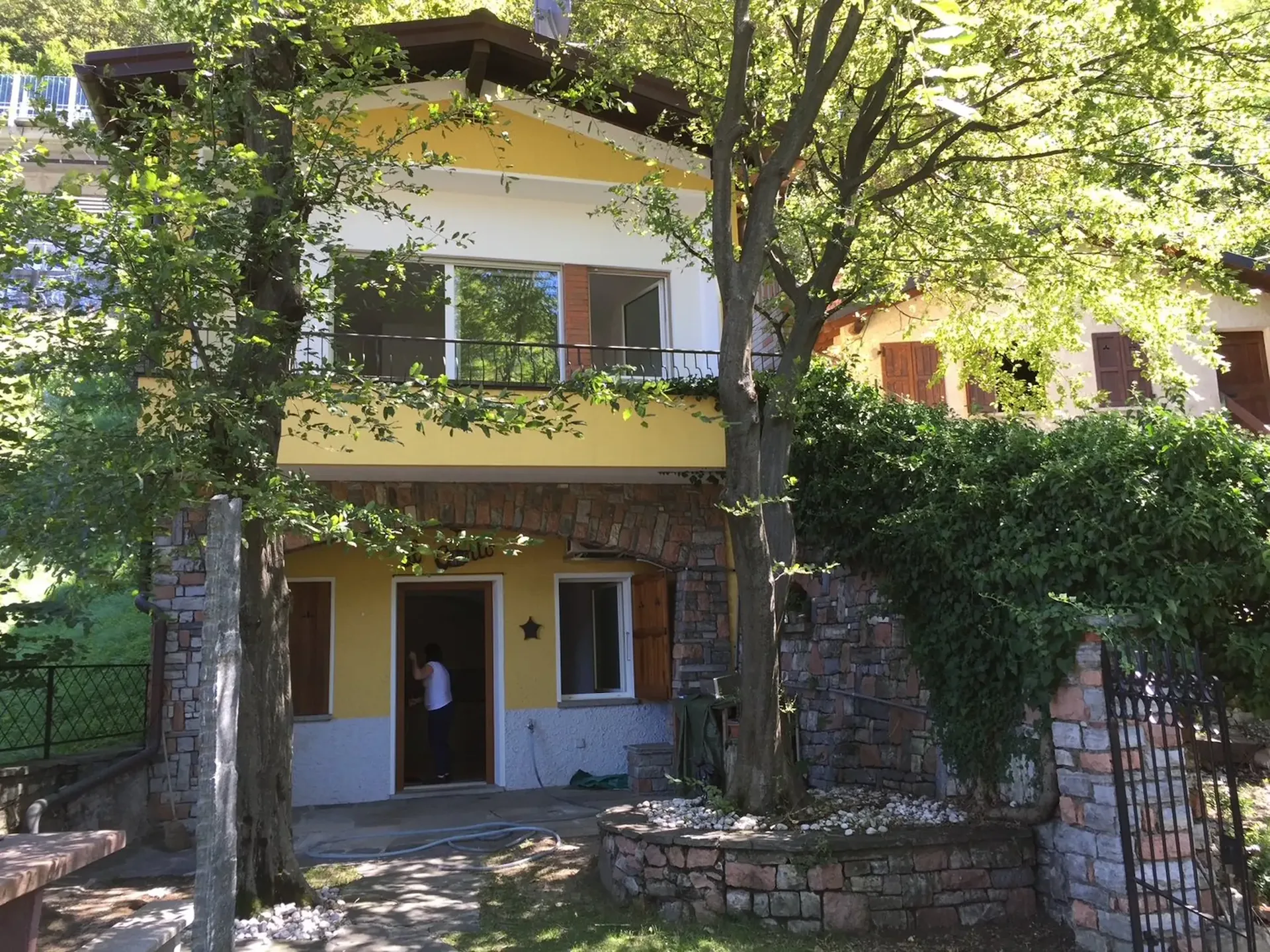VILLETTA INDIPENDENTE CON GIARDINO - VISTA LAGO - SÌ CASA VACANZA