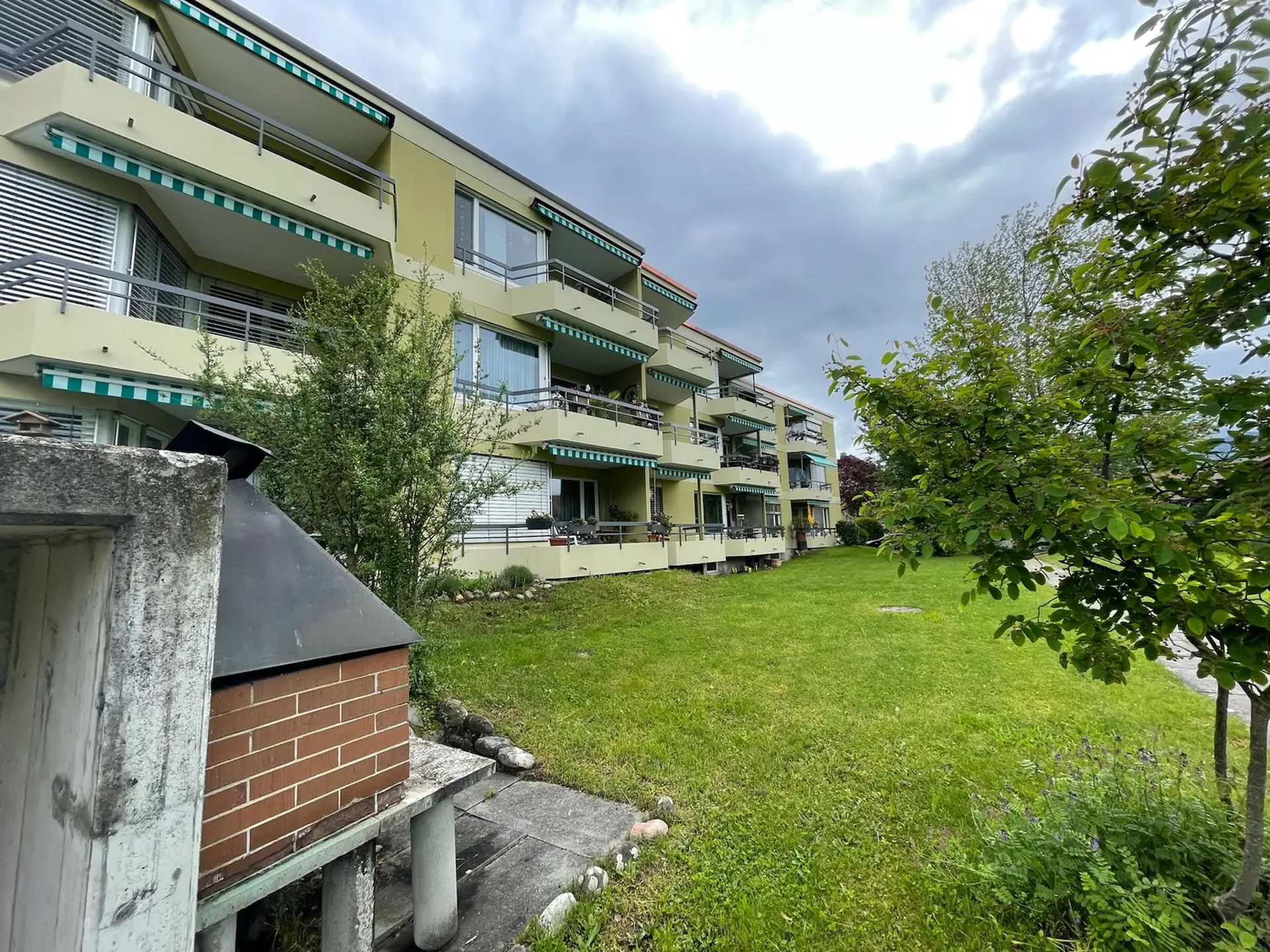 Appartamento luminoso di 3,5 locali con balcone e bella vista sulla montagna!