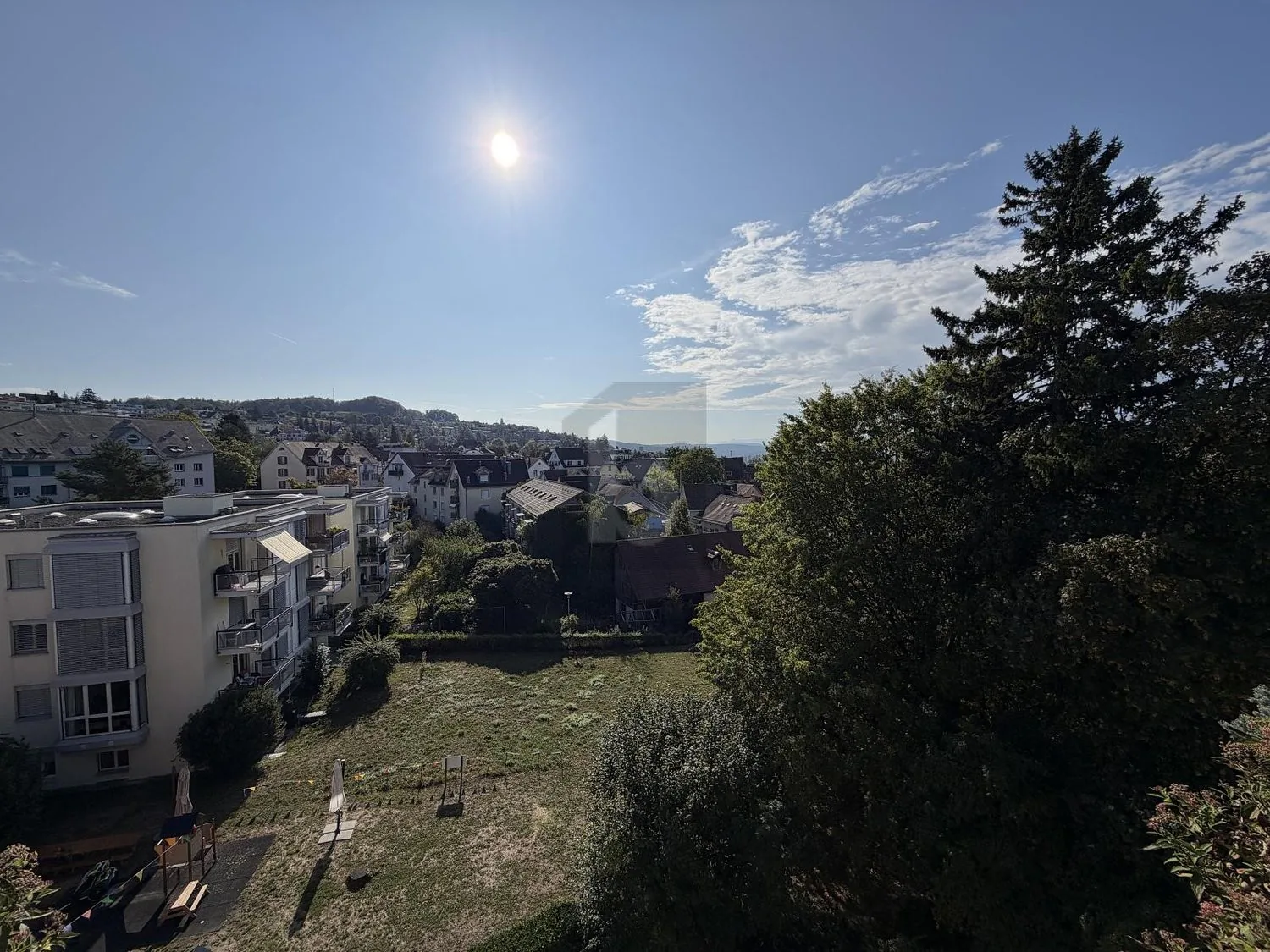 URBANES WOHNEN MIT PRIVATSPHÄRE UND DACHTERRASSE