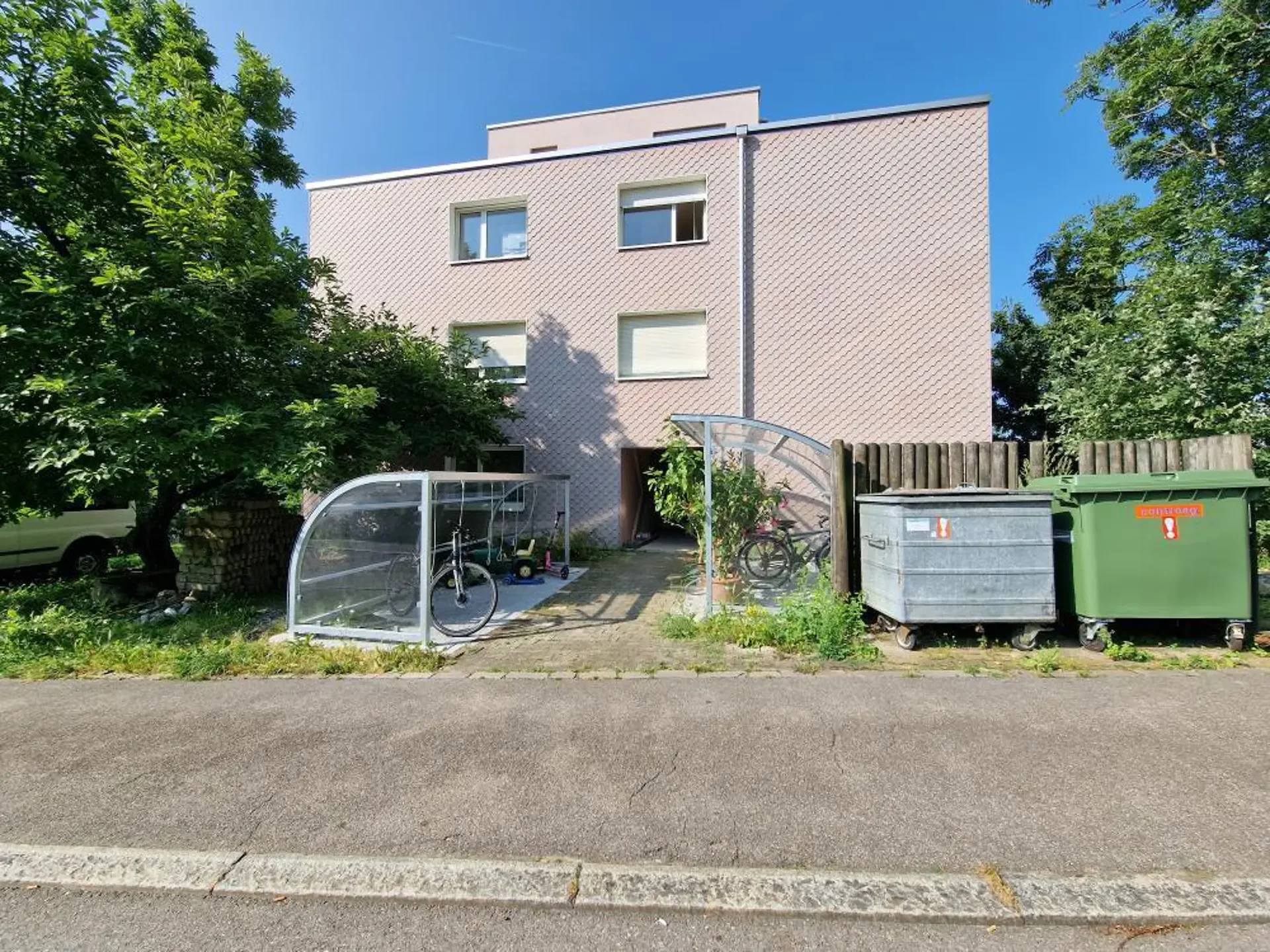 Premier location - Appartement moderne avec place assise dans le jardin