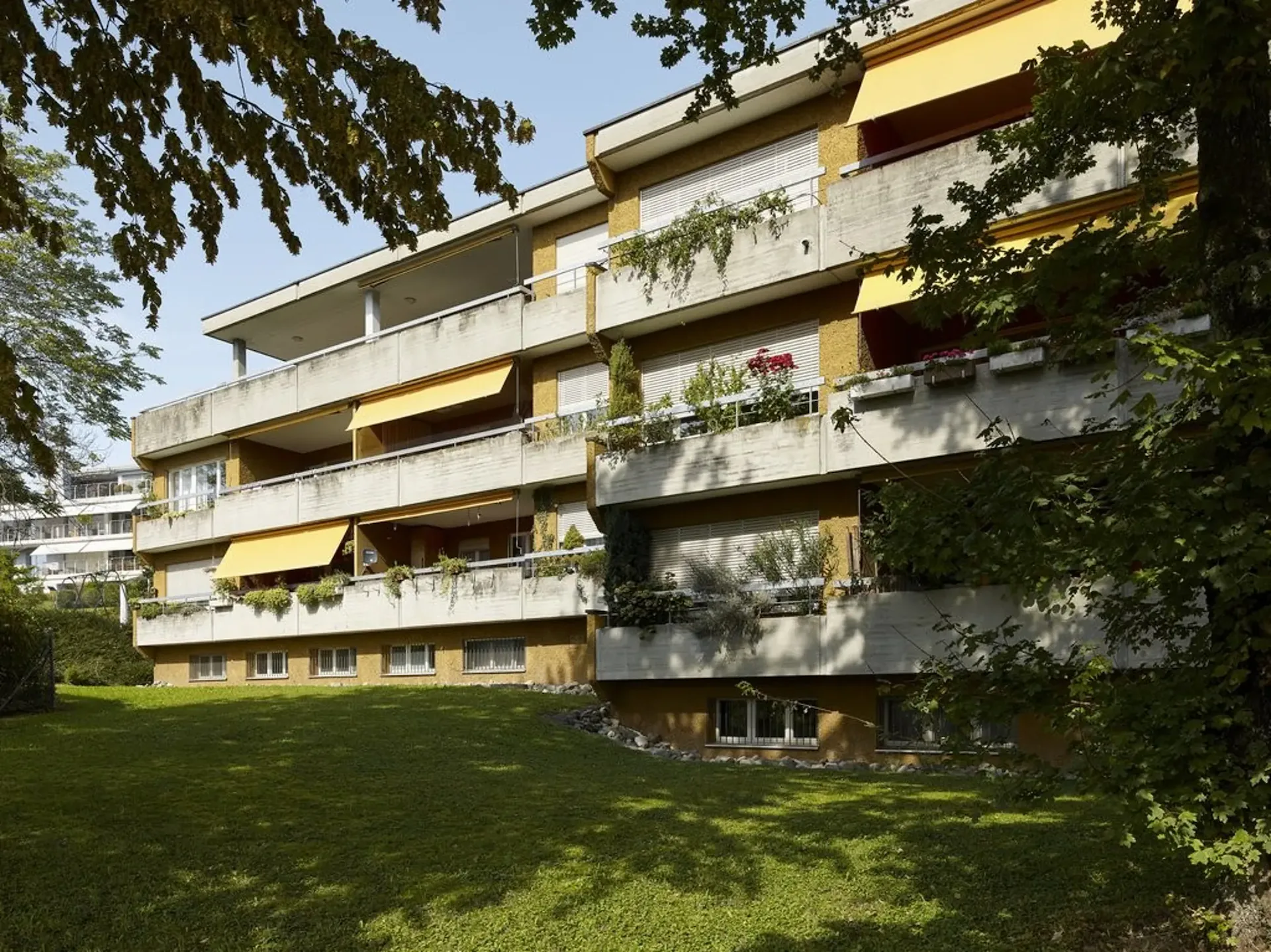 Rent without deposit - Attic apartment with terrace and lake view