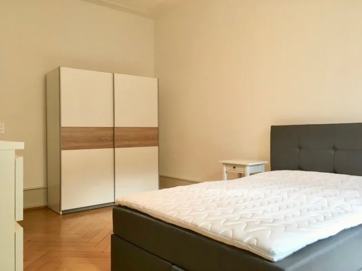 Furnished room in modernised apartment in a top location