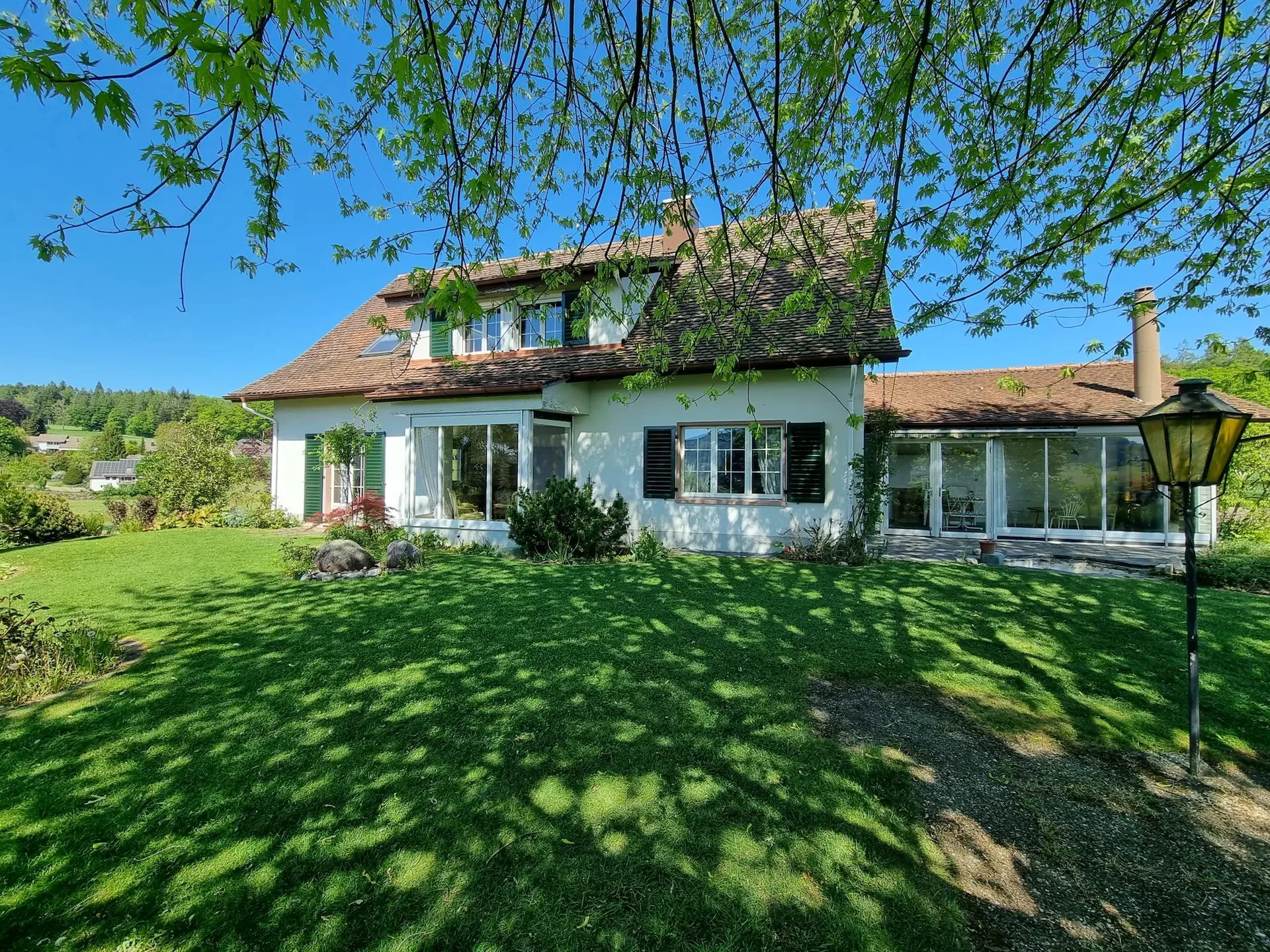 8.5-room country house villa in a prime location with a large garden