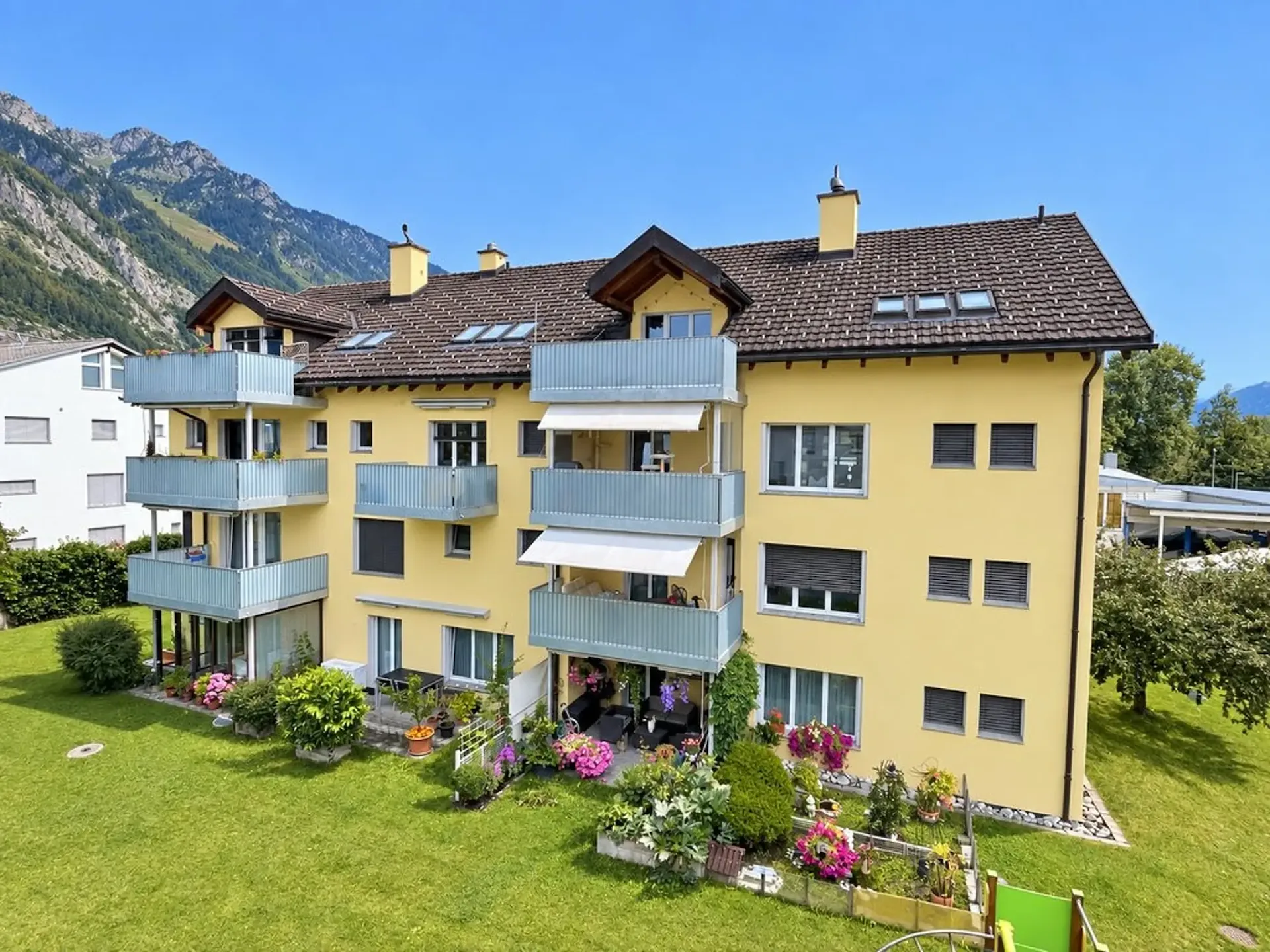 Arriver et se sentir chez soi : appartement mansardé de 3,5 pièces lumineux à Felsberg