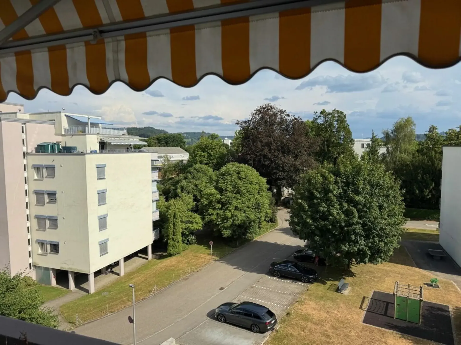 Appartement de valeur neuve (rénové pour 115 000 CHF.-) avec ascenseur dans un quartier calme