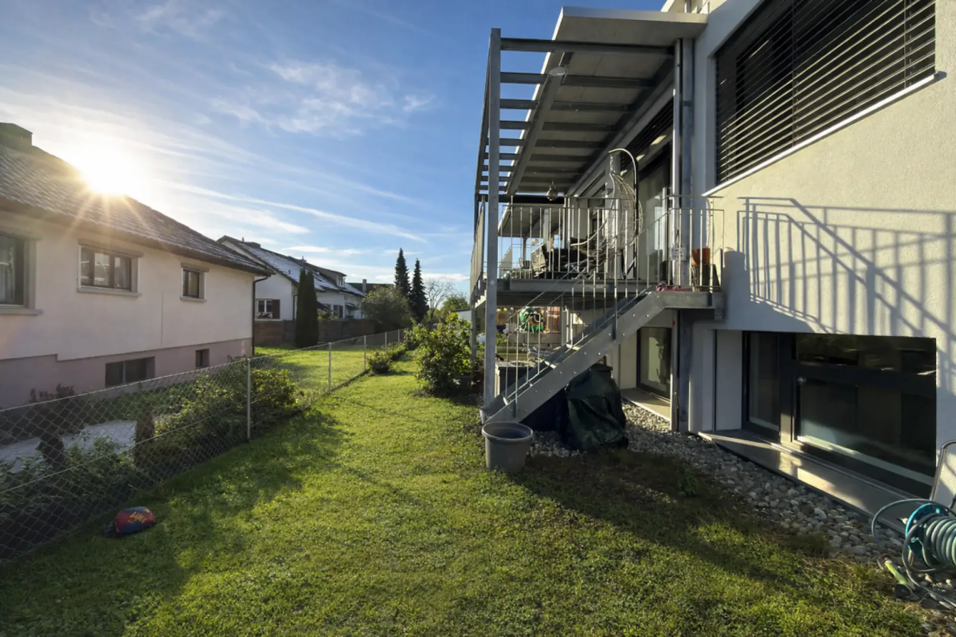ATTRAKTIVE UND GROSSZÜGIGE HOCHPARTERREWOHNUNG MIT GARTENANTEIL
