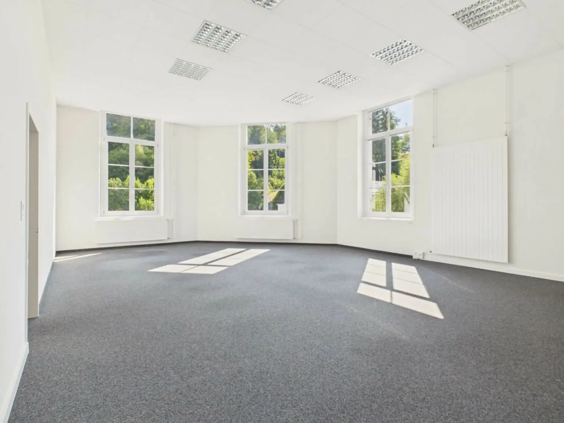 Commercial space in central business and residential area with 105m2