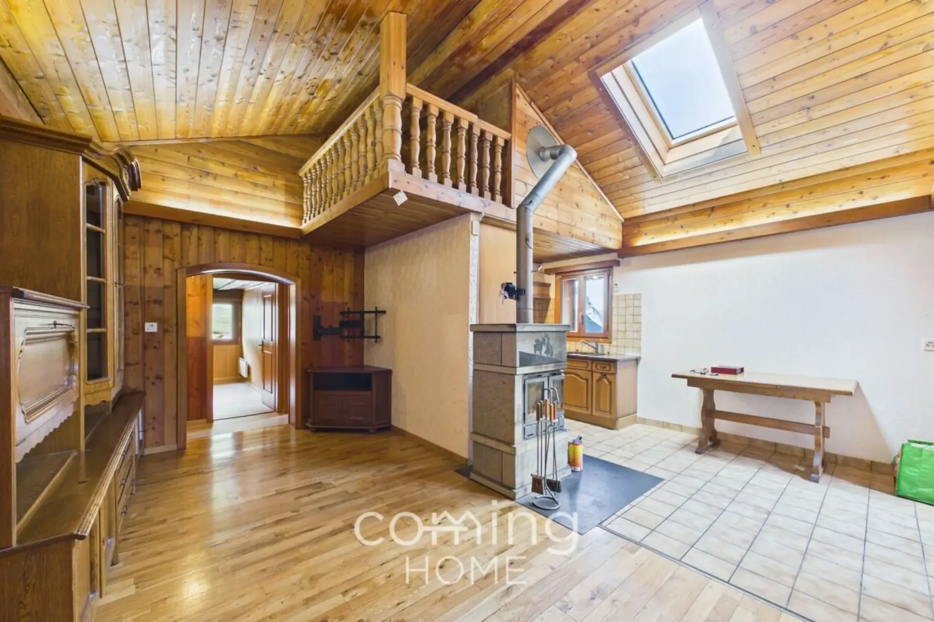 Casa bifamiliare alpina con vista panoramica, terrazze, stalla e doppio garage - Unterems