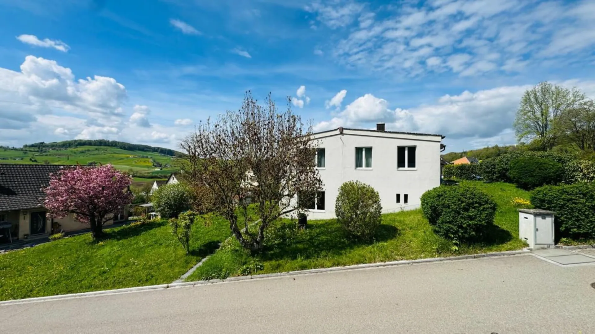 Casa unifamiliare di 5,5 locali con terreno di 1'039 m², box auto, giardino, area di seduta, balcone e molto potenziale