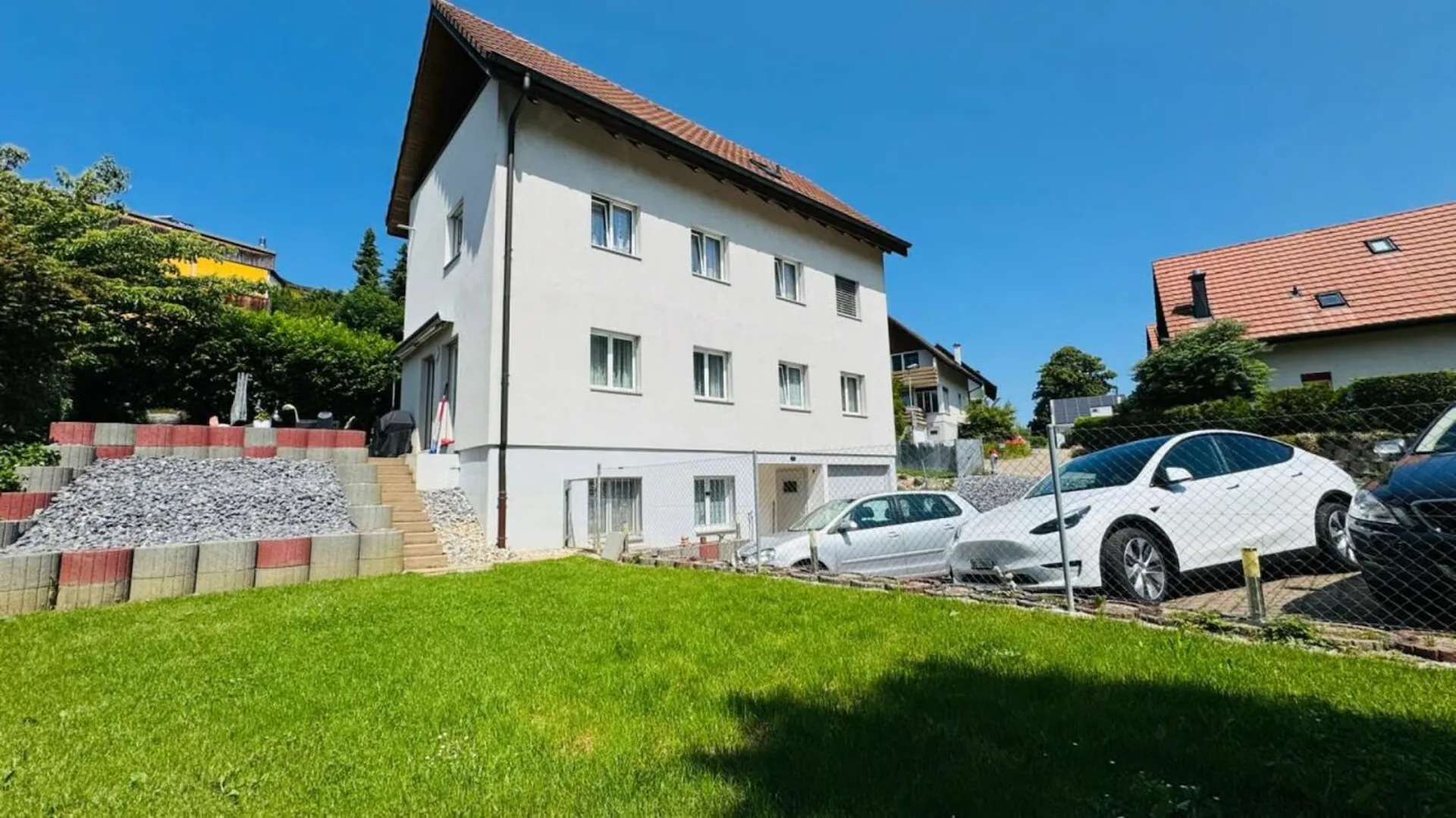Maison spacieuse de 5,5 pièces avec garage, 4 places de parking extérieures et terrasse sur le toit