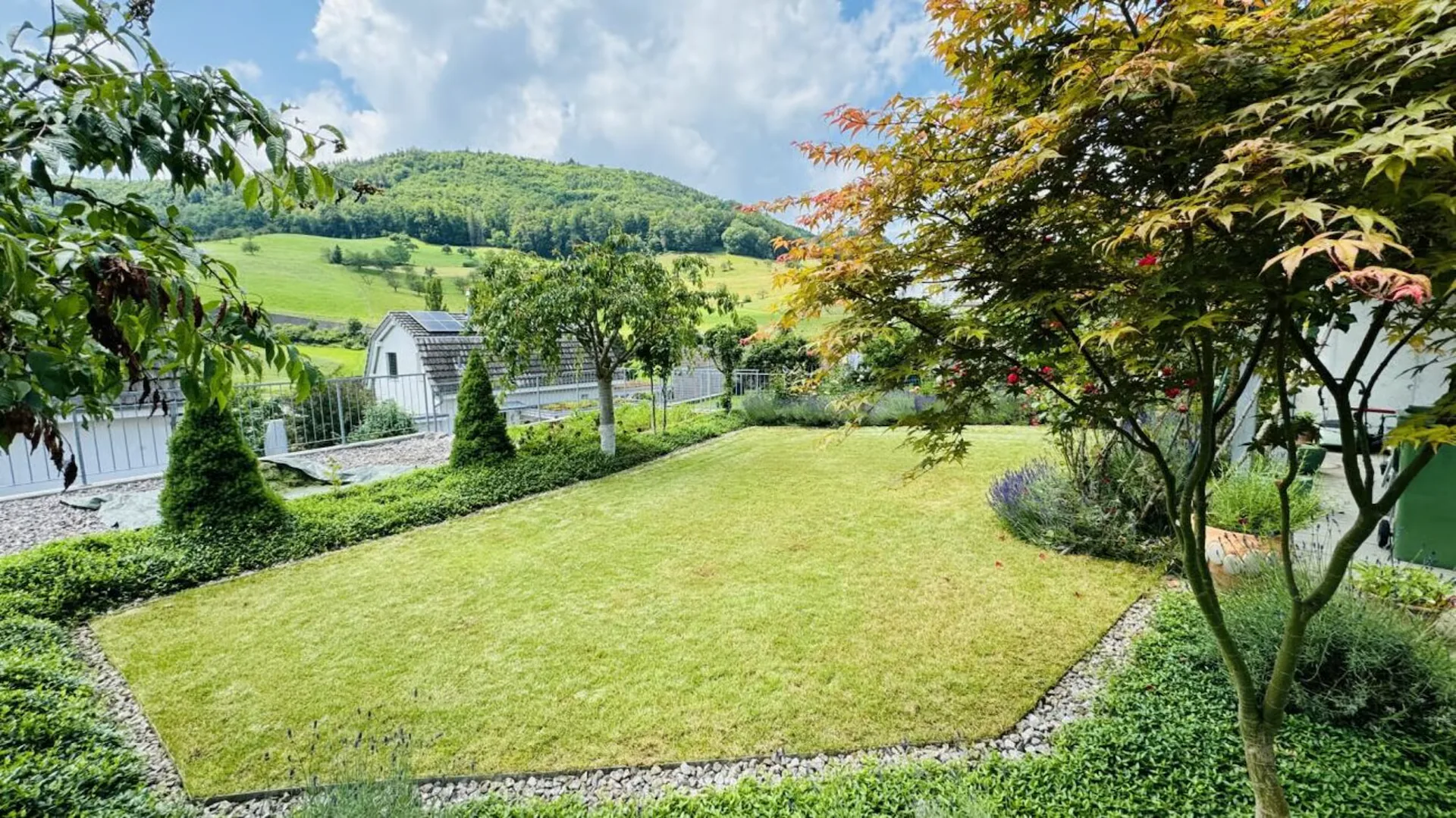 Belle maison mitoyenne 5.5 pièces avec jardin, aire de repos, balcon et 2 places de parking