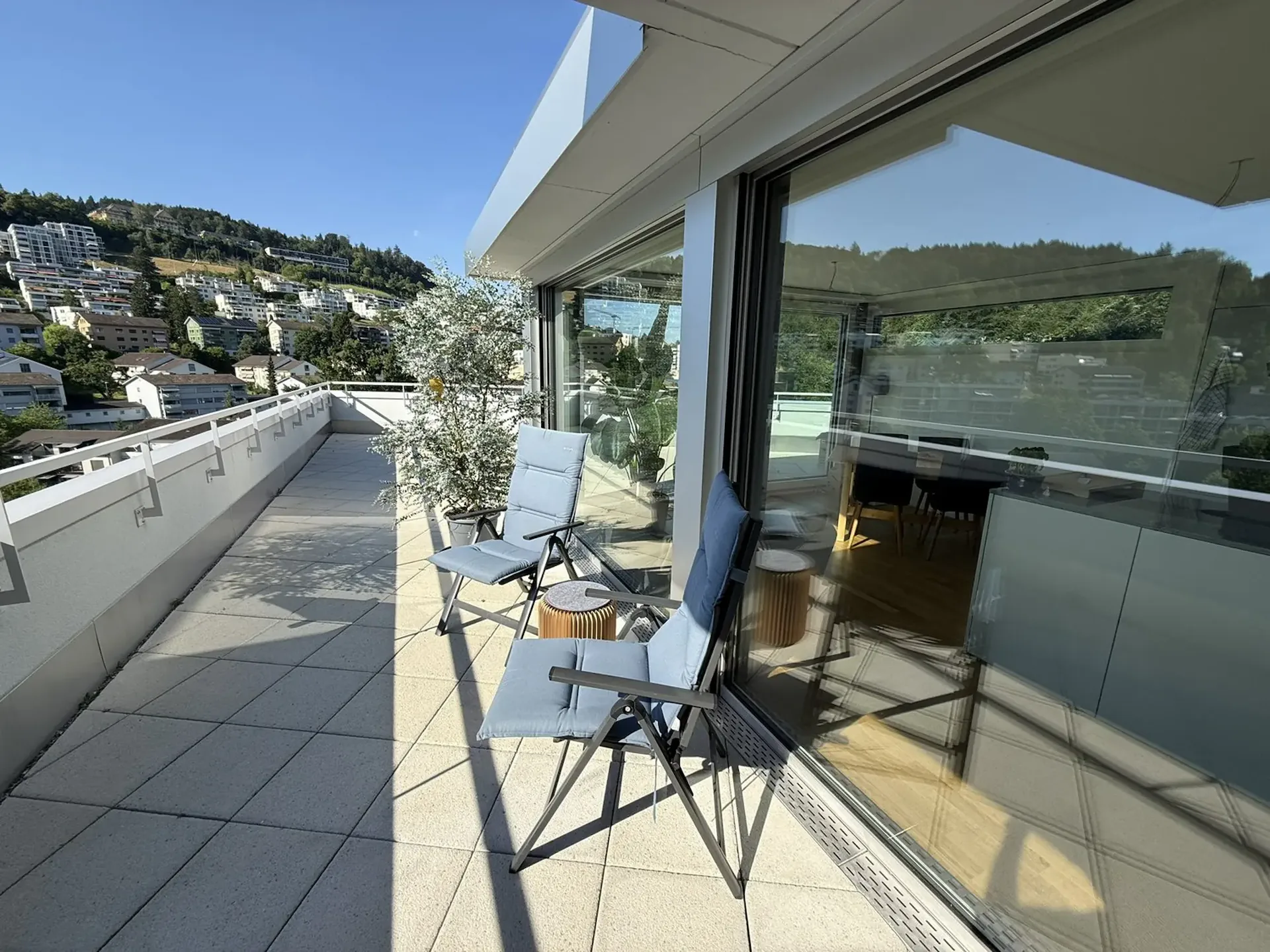 BEFRISTET: 15.07.2026 - 31.12.2026: Möblierte 4.5-Zimmer-Wohnung mit Dachterrasse und Seesicht