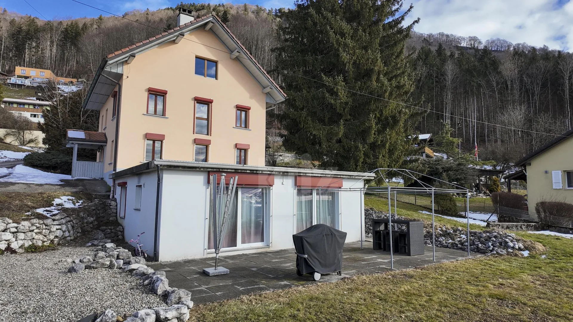 Bella casa con 2 appartamenti ristrutturati e grande giardino