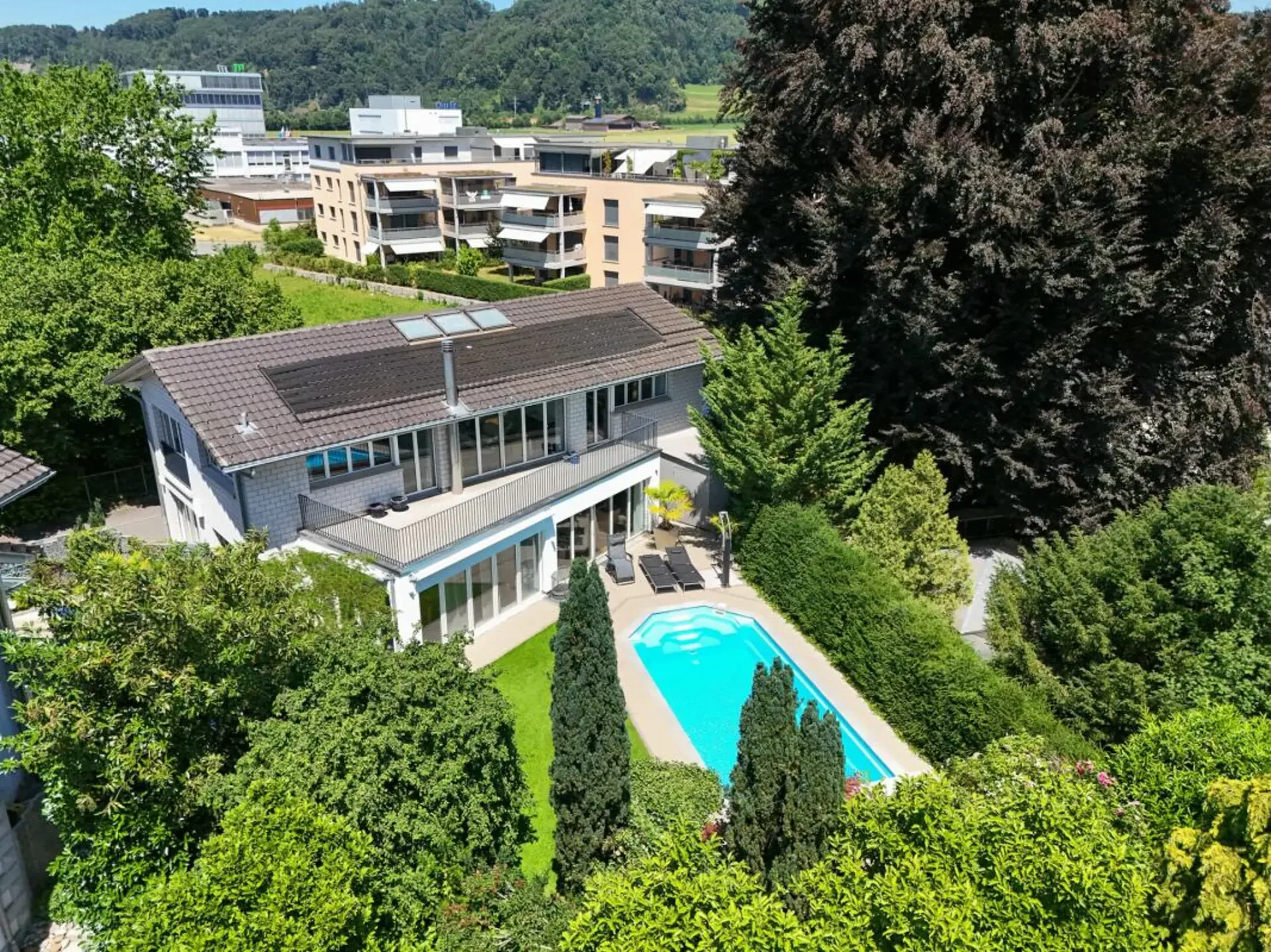 Modern. Spacious. Unique. 7½-room single-family house with pool