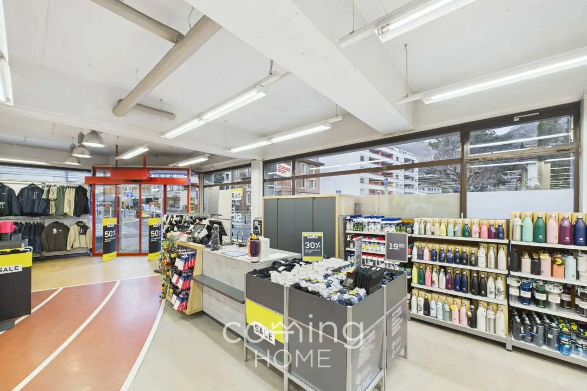 Attrattivo locale commerciale a Visp - 720 m², porta del garage e quattro parcheggi privati