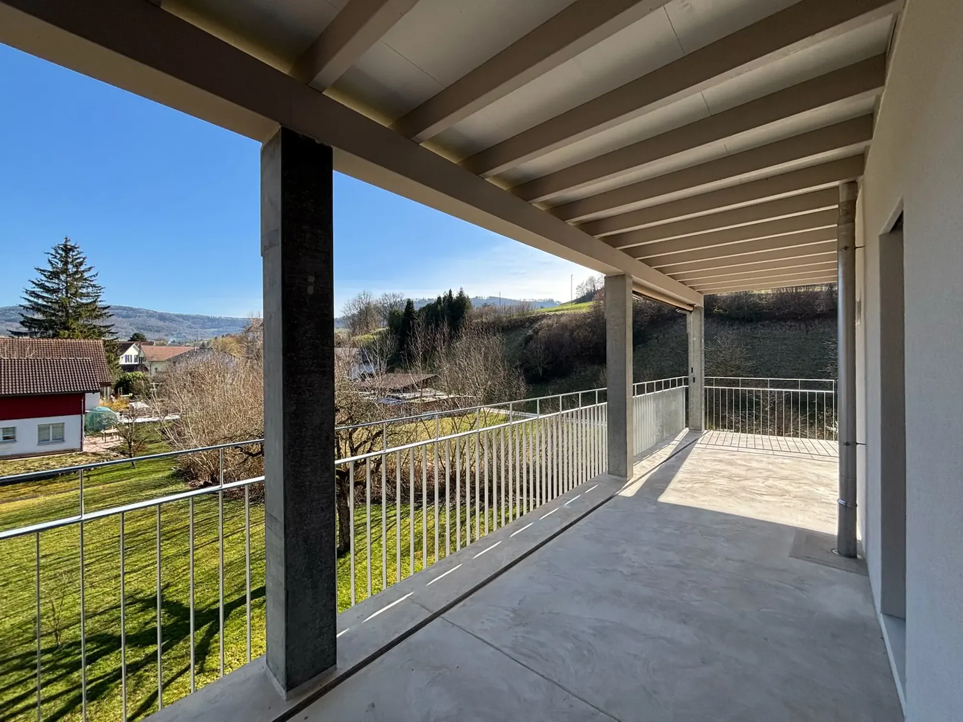 Appartamento moderno di 4,5 locali in mansarda con ampio balcone – vivere in una posizione ideale
