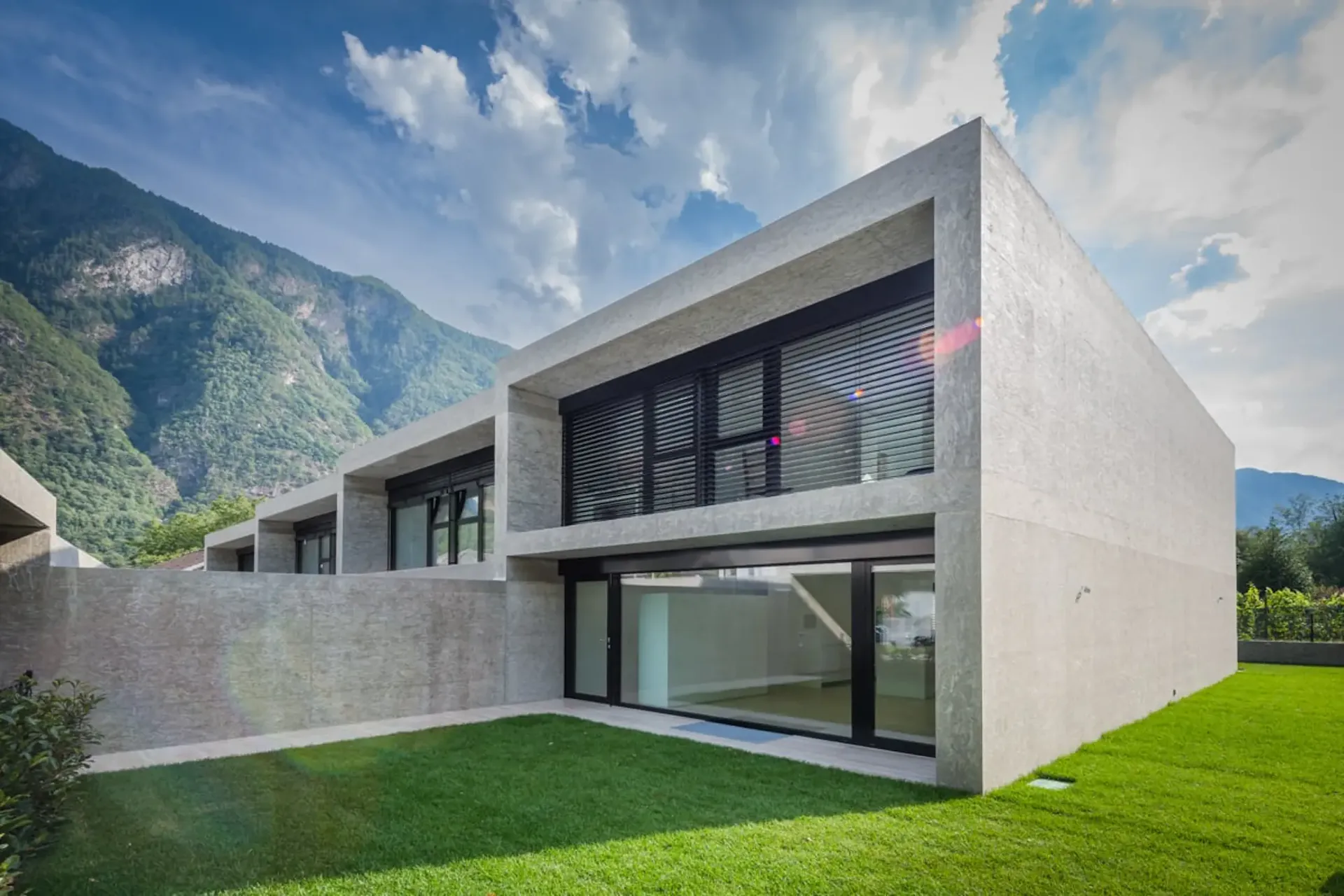 GRONO AFFITTASI/VENDESI ULTIMA CASA A SCHIERA DI STANDARD SUPERIORE